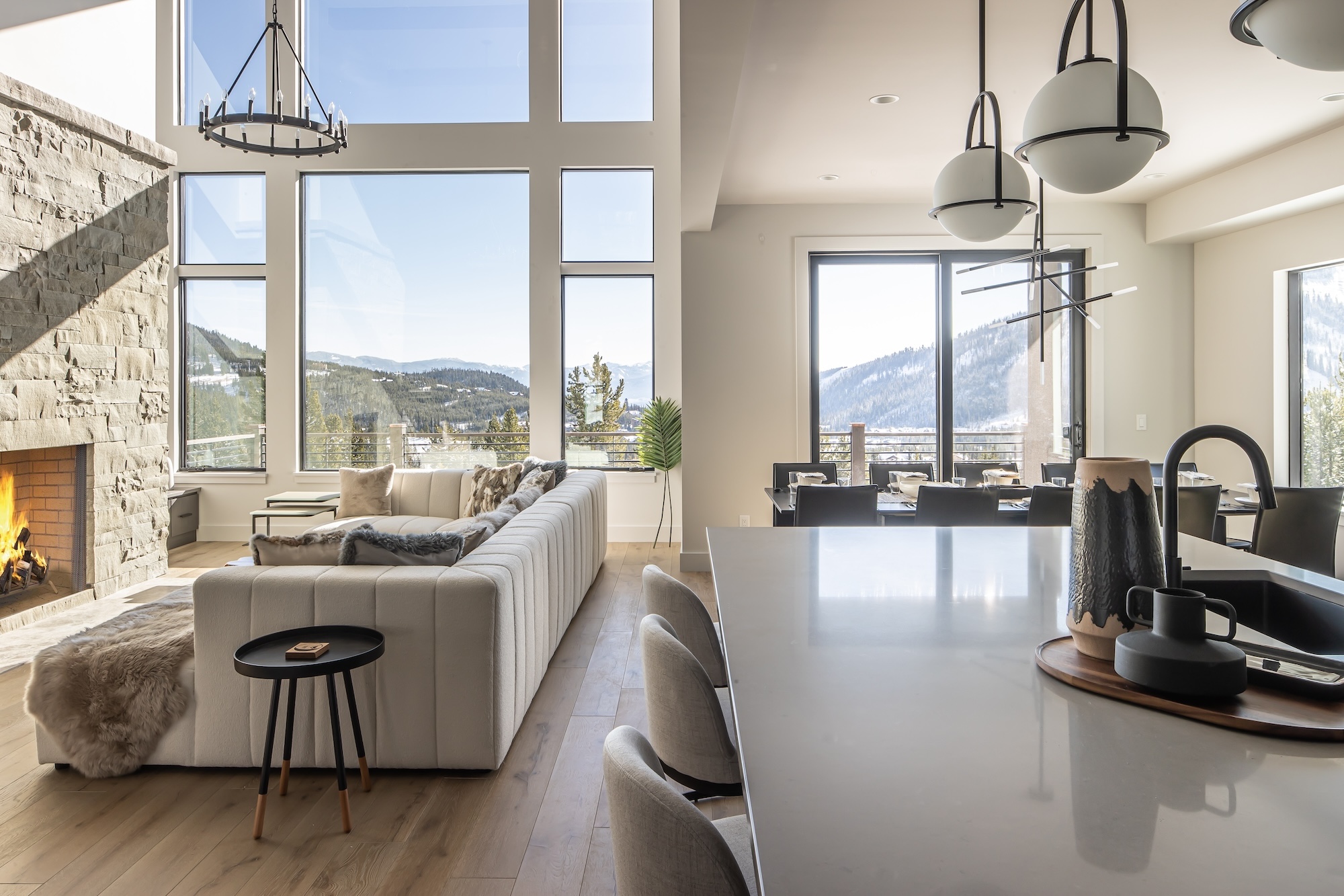 House Helm Rowan Madison: Luxury 5-Bedroom Ski Chalet with Hot Tub and Fireplace, Madison County Montana