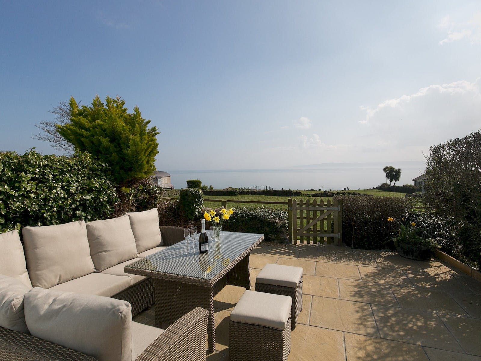 House Helm Rowan Moelfre: Luxury 3-Bedroom Apartment with Seaview and Private Parking, Isle of Anglesey