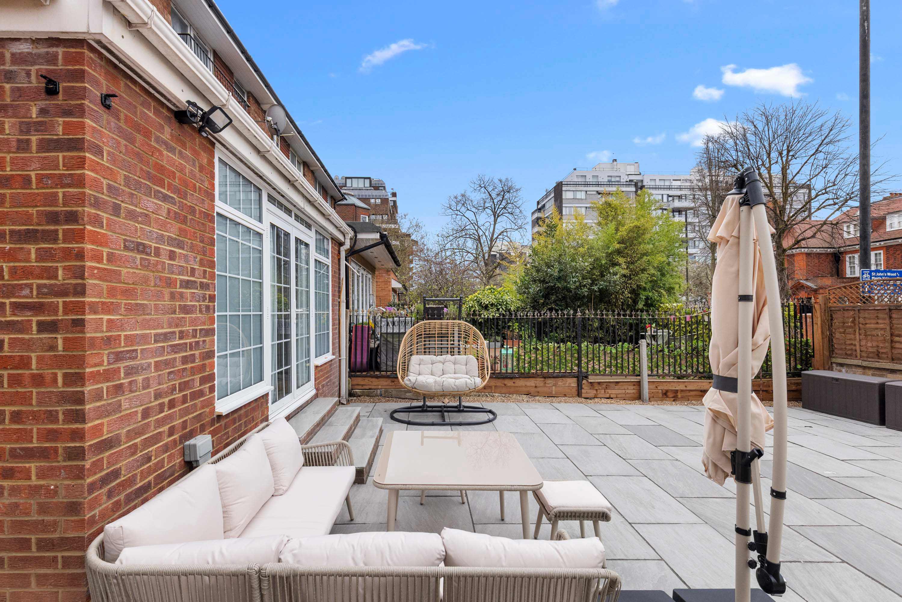 House Vesper Chalcot Square Primrose Hill: Luxury 4-Bedroom Villa with Private Parking and Garden, Primrose Hill London