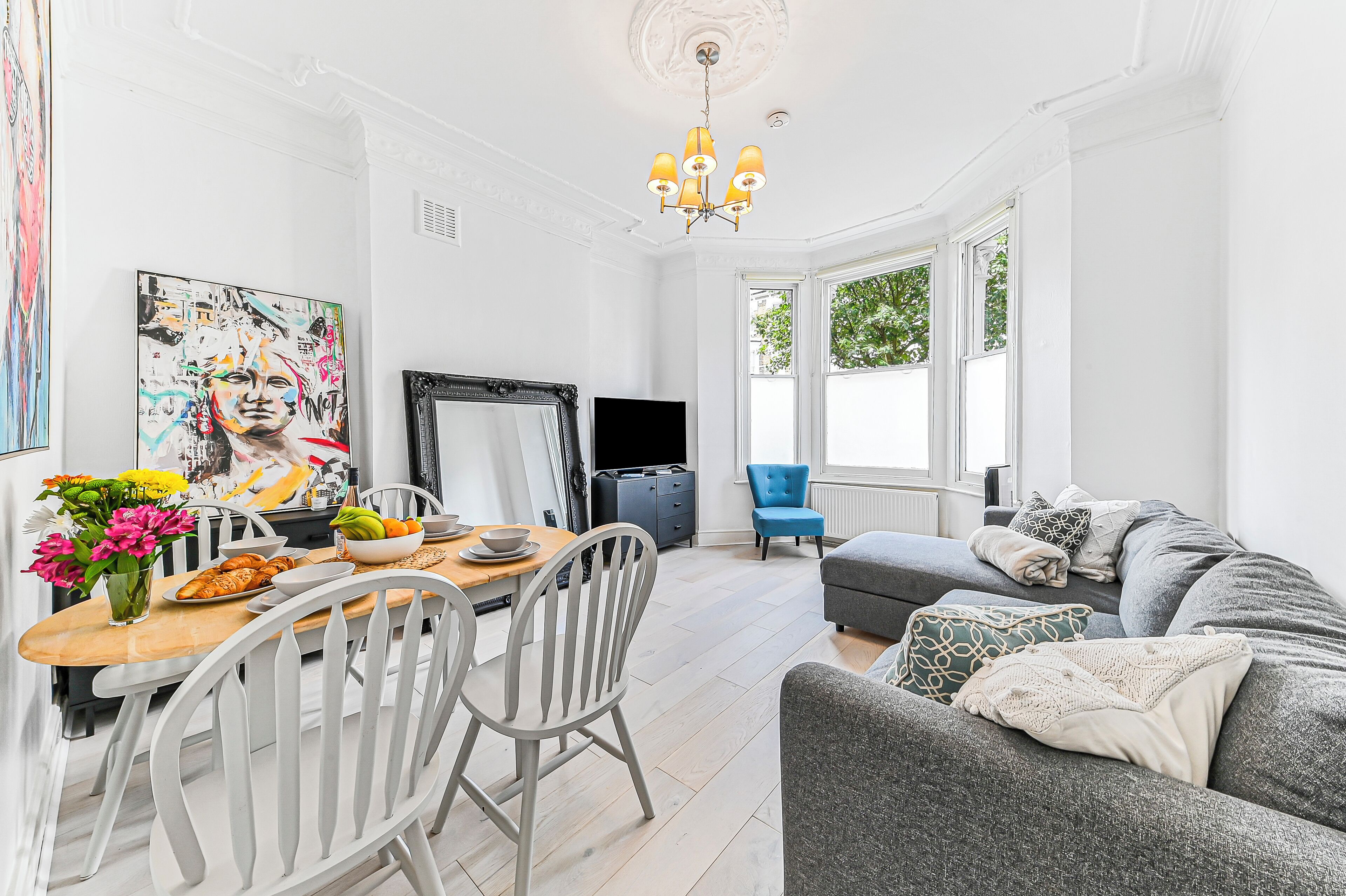 House Gloaming Salusbury Road Queen’s Park: Stylish 2-Bedroom Apartment with Spa and Private Parking, Queen’s Park London