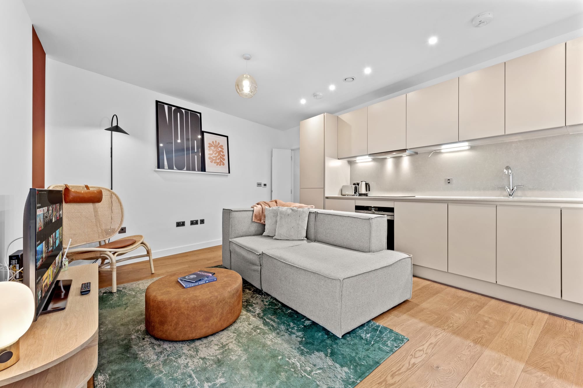 House Helm Rowan Somers Town: Luxury 1-Bedroom Apartment with Private Balcony and Spa in Somers Town, London
