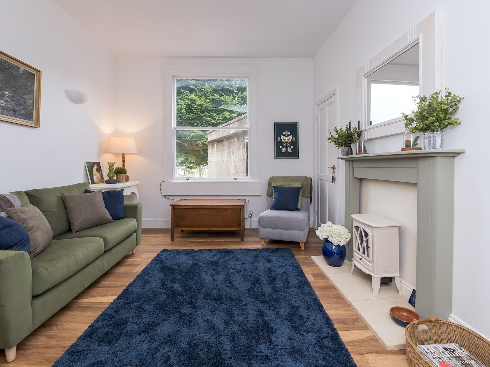 House Bora Kelston Bath: Charming 3-Bedroom Bath Apartment Rental with Family-Friendly Comfort in Somerset