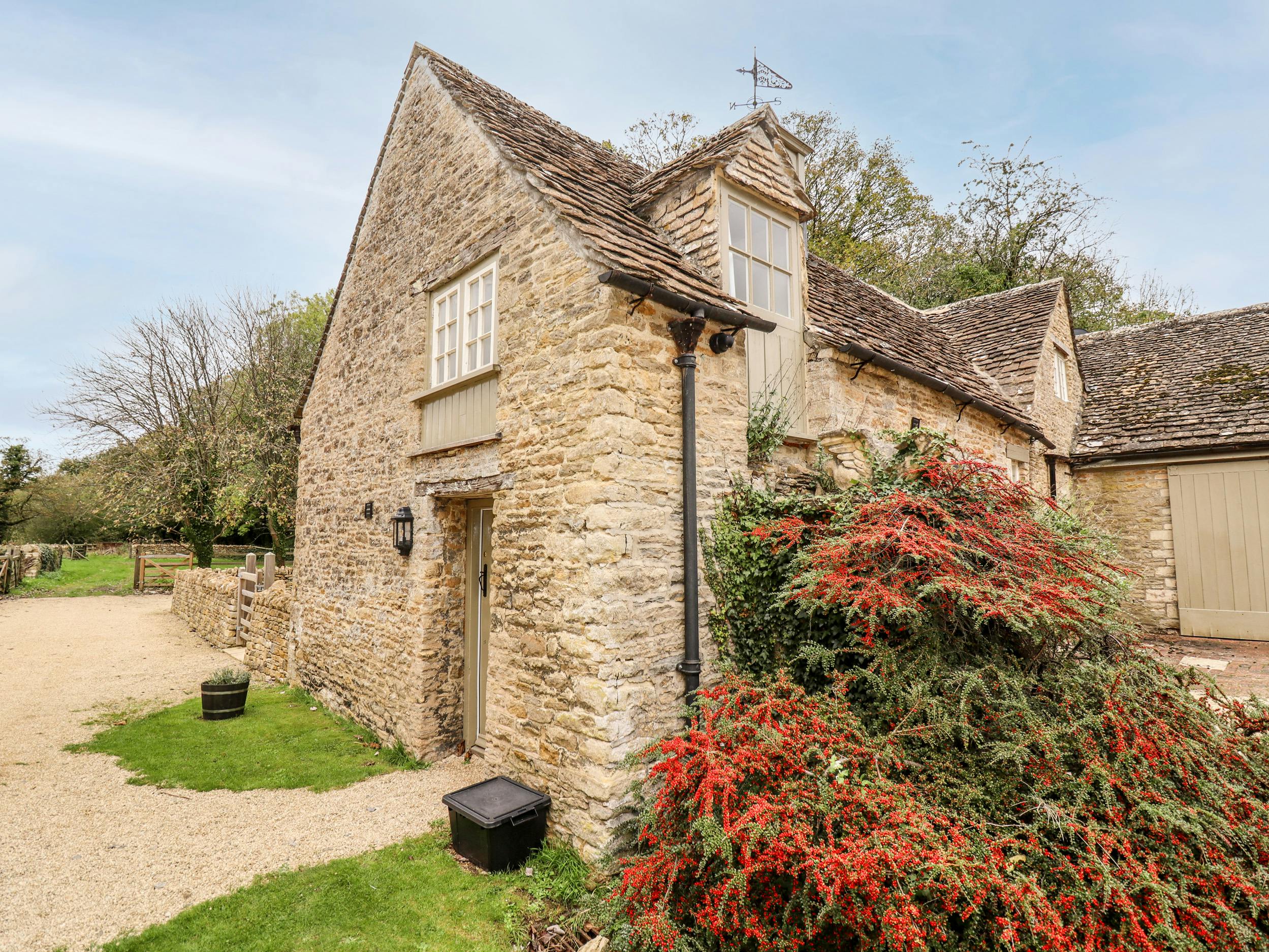 House Helm Rowan South Cerney: Luxury 2-Bedroom House with BBQ and Private Parking, Gloucestershire