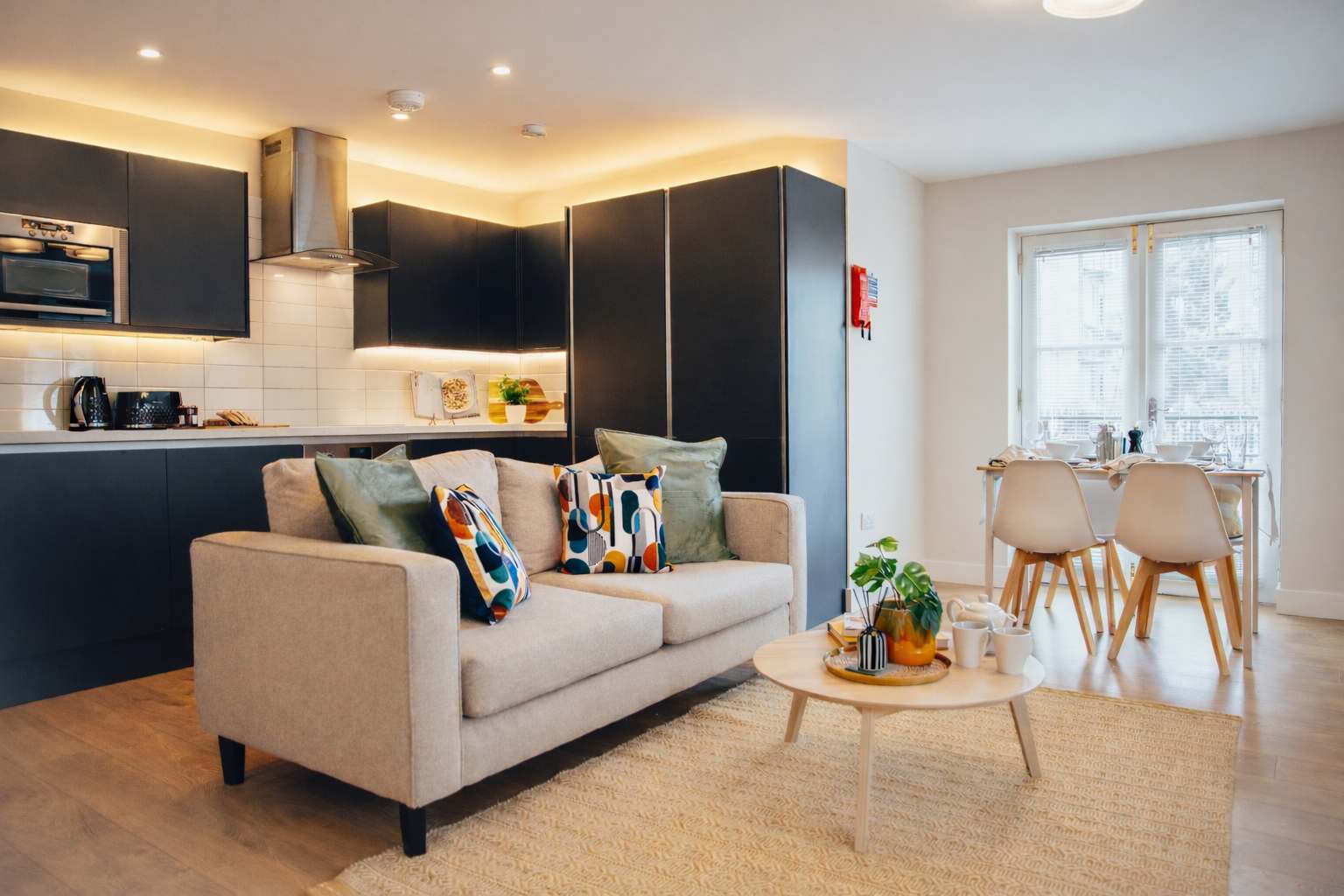 House Helm Rowan Stockbridge: Charming 2-Bedroom Townhouse Apartment with Private Parking, Stockbridge & Comely Bank