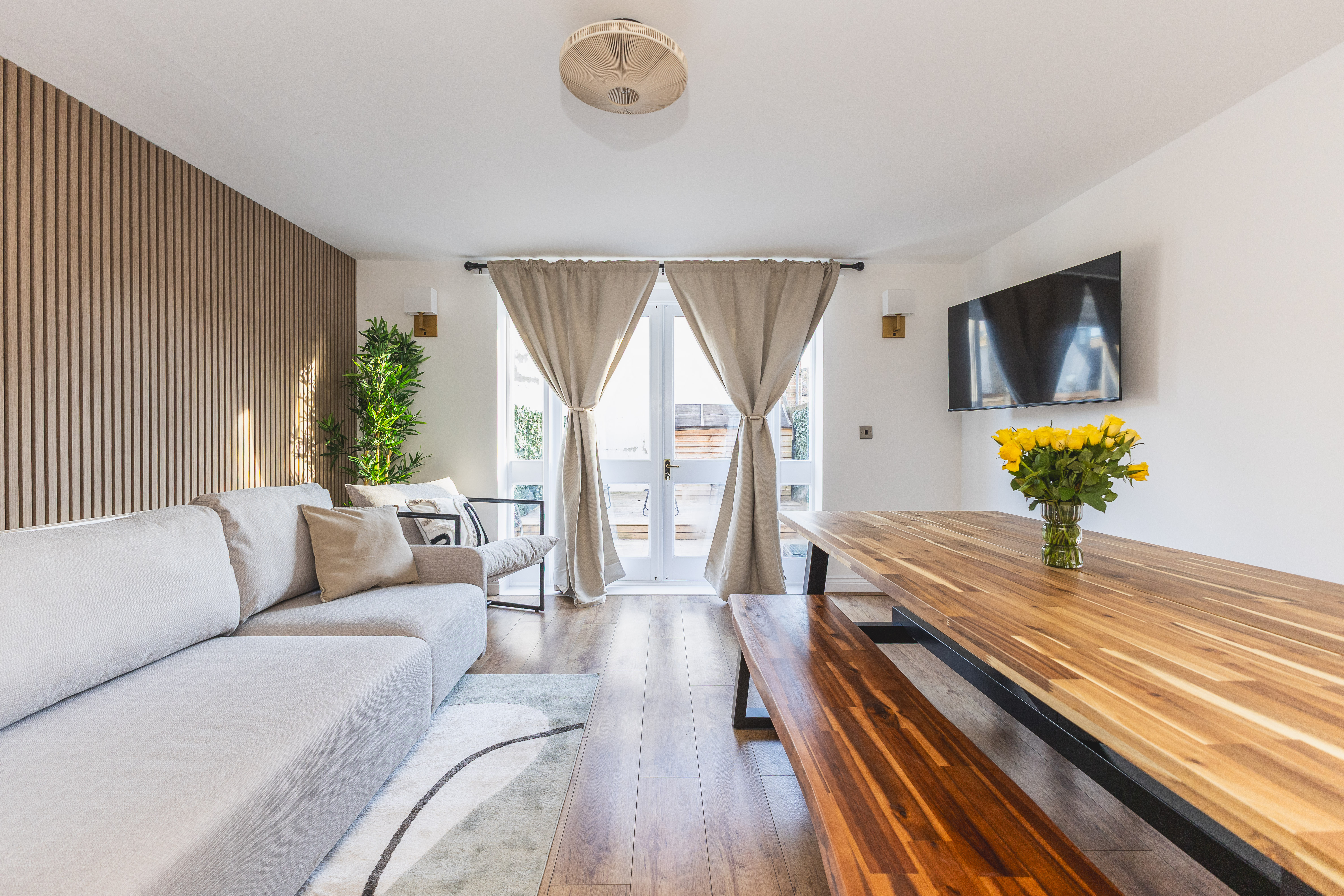 House Helm Rowan Stratford: Luxury 3-Bedroom Apartment with Private Parking in Stratford, London