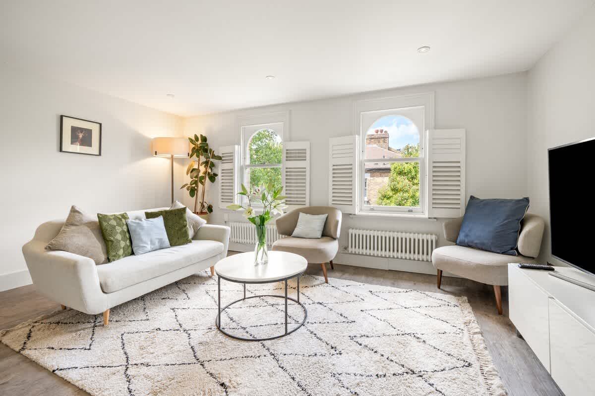House Helm Rowan Vauxhall: Stylish 2-Bedroom Townhouse Rental with Spa and Parking, Vauxhall London