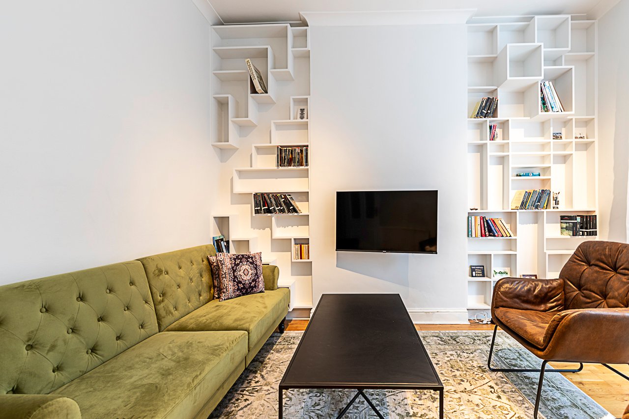 House Helm Rowan West Hampstead: Chic 2 Bedroom Apartment with Patio and Family Amenities, West Hampstead