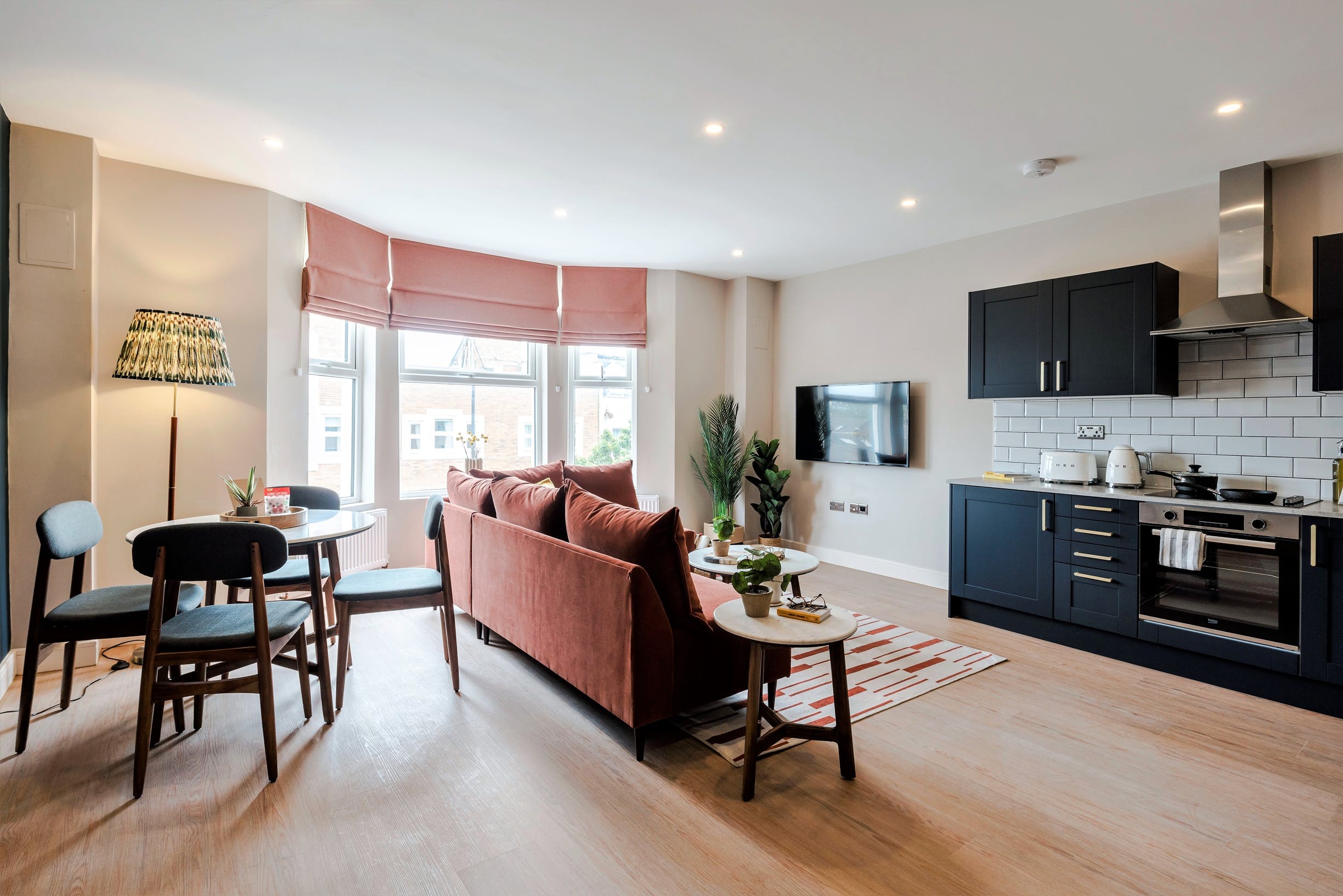 House Helm Rowan White City: Luxury 2-Bedroom Apartment with Spa and Family Features, White City London