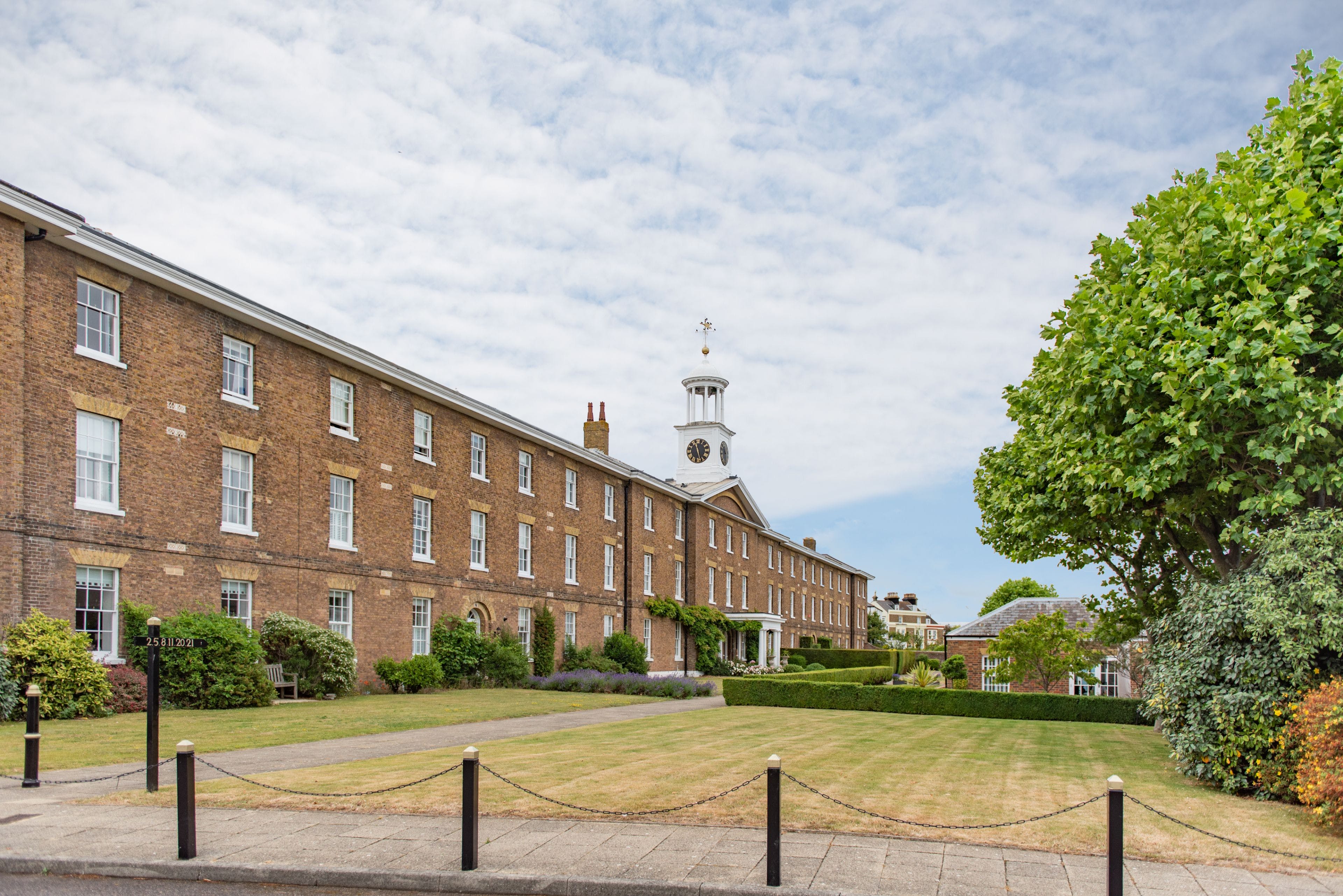 House Helm Rowena Deal: Luxury 3-Bedroom Apartment with Sea Views and Spa, Deal Kent
