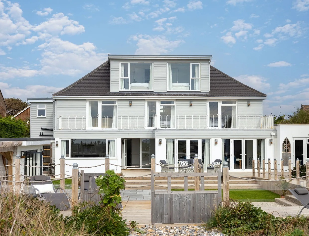 House Helm Rowlands Chichester: Luxury 8-Bedroom Villa with Hot Tub and Beachfront Setting, Chichester