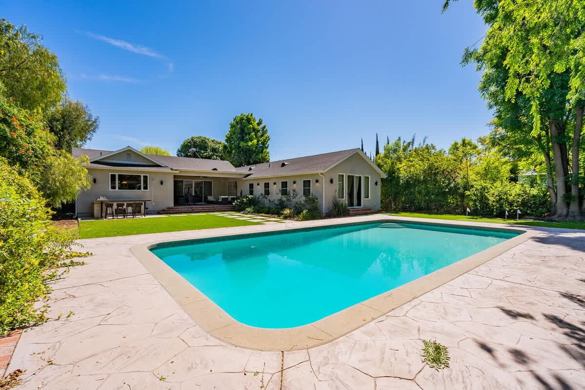 House Safran Balboa Encino: Luxury 4-Bedroom Villa with Private Pool and Spa in Encino, Los Angeles