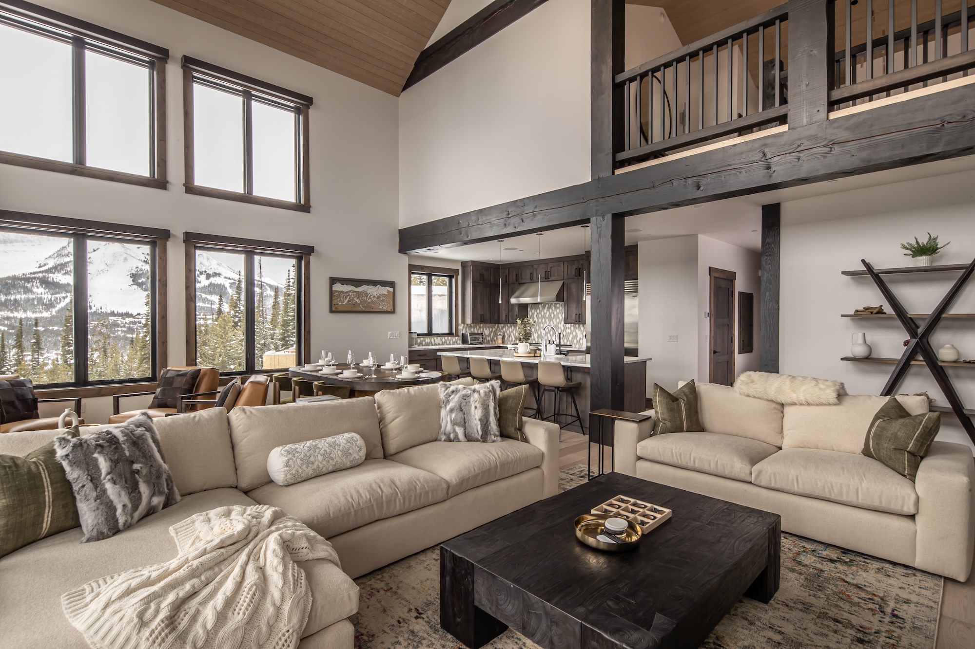 House Safran Beartrap Madison: Ski Chalet Rental with 6 Bedrooms and Hot Tub in Madison County Montana