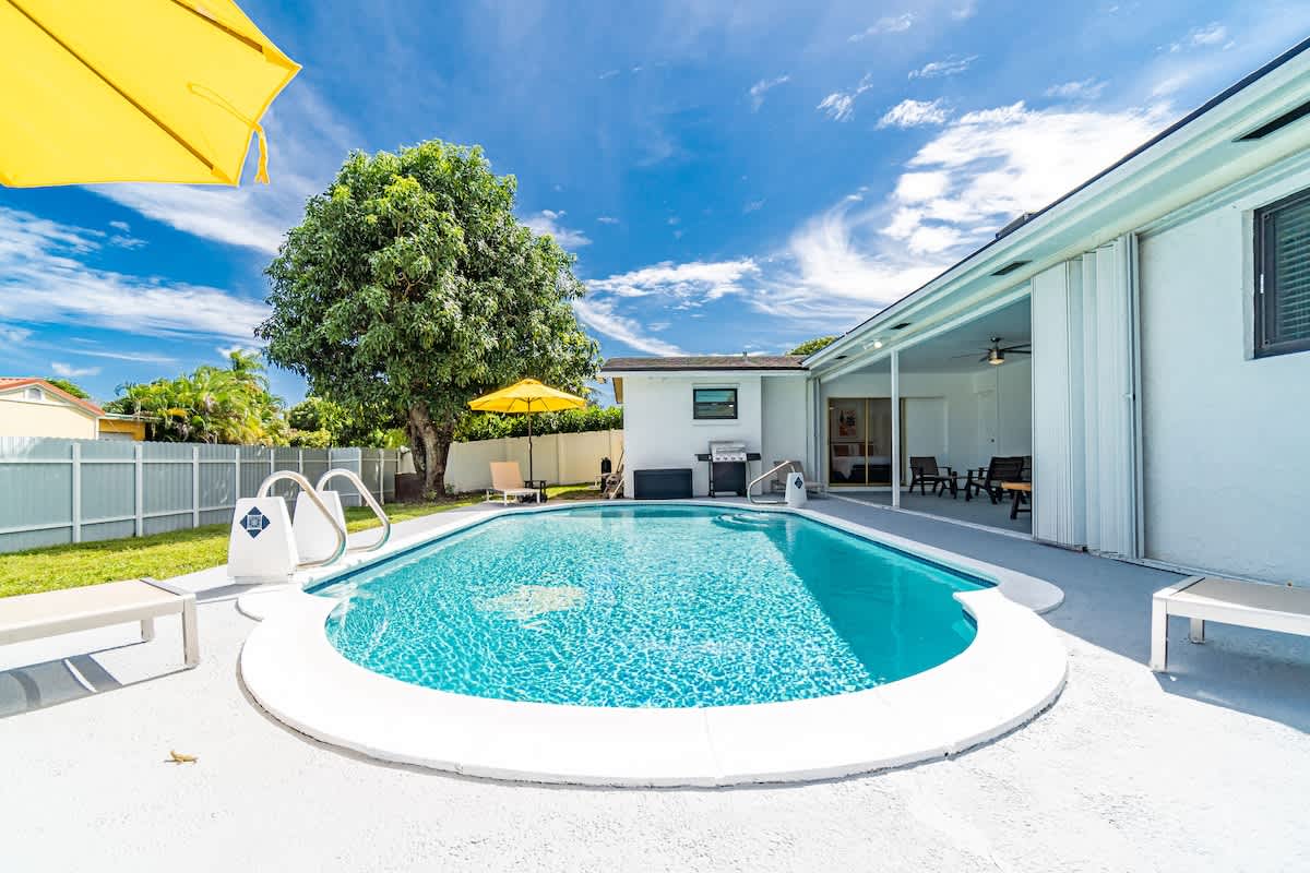 House Safran Emerald Hollywood: Luxury 4-Bedroom Villa with Private Pool and Sea Views, Hollywood