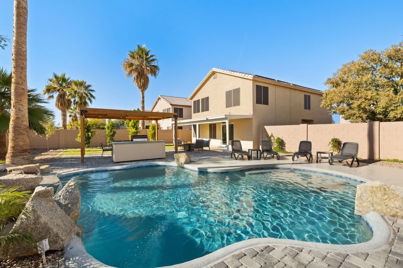 House Safran Encanto Phoenix: Luxury 5-Bedroom House with Private Pool and Air-Con, Phoenix