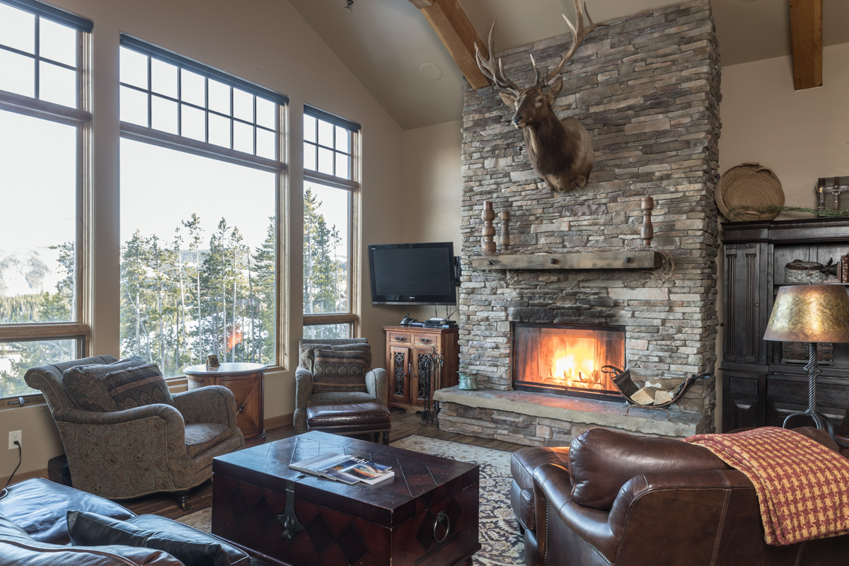 House Safran Ennis Madison: Luxury 4-Bedroom Ski Chalet with Hot Tub and Fireplace, Madison County Montana