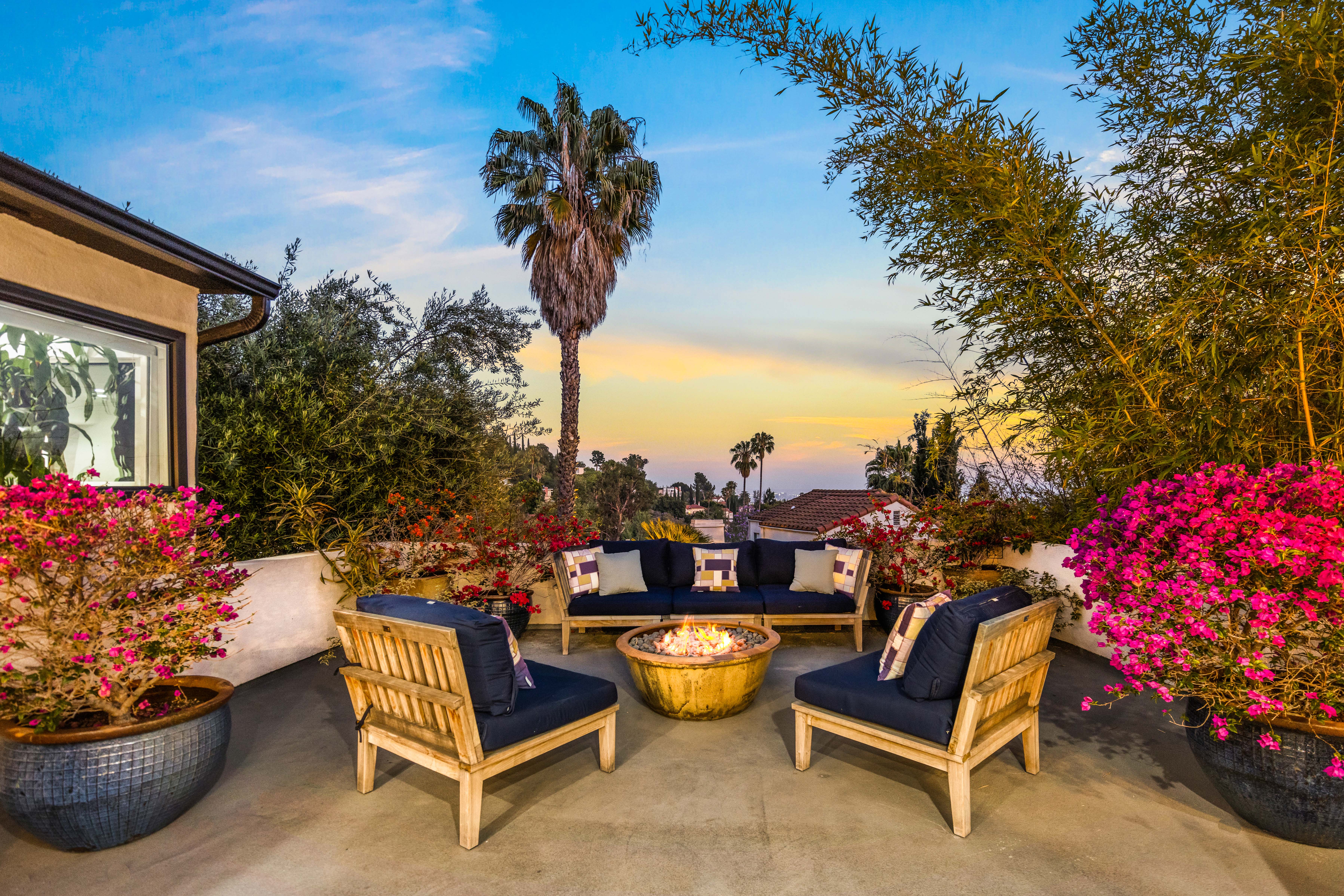 House Safran Franklin Village: Luxury 2-Bedroom Villa with Hot Tub and Sauna, Franklin Village Los Angeles