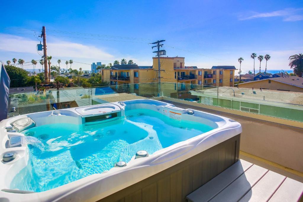 House Safran La Jolla Pacific Beach: Luxury 4-Bedroom Villa with Rooftop Hot Tub and Sea Views, Pacific Beach