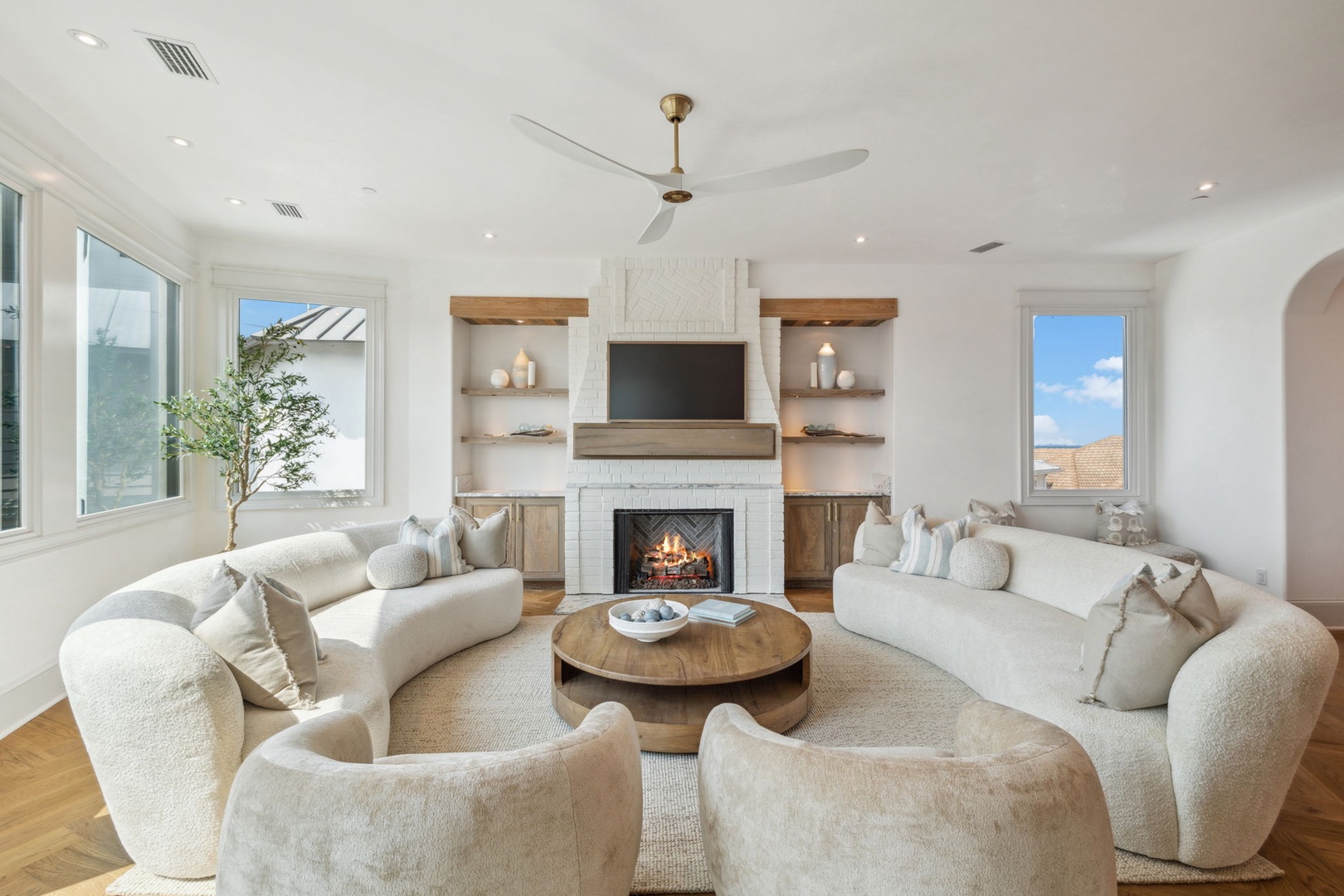 House Safran Seaside Seagrove: Luxury 6-Bedroom Villa with Private Pool and Beachfront in Walton County