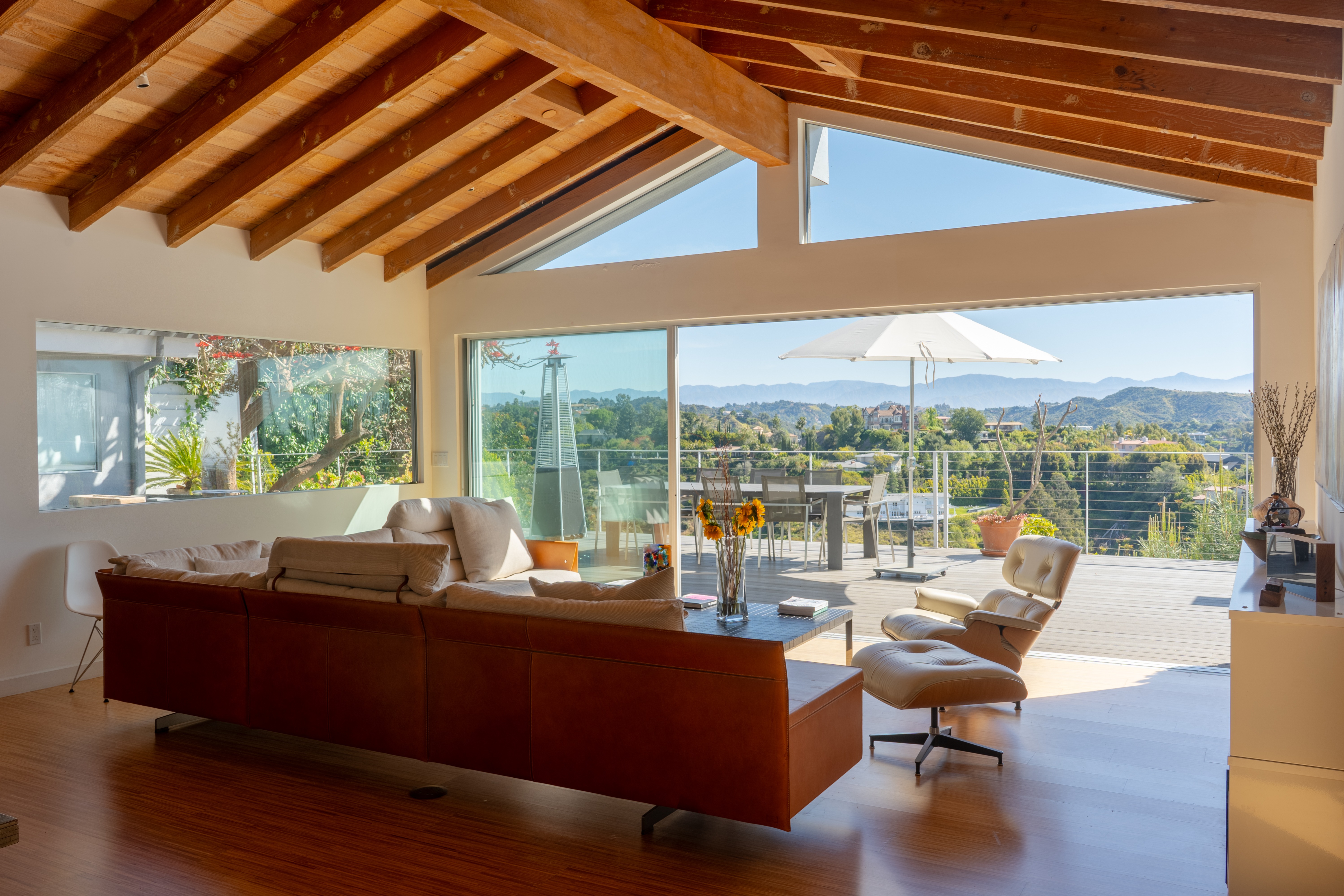 House Safran Sepulveda Bel Air: Luxury 3-Bedroom Villa with Air Conditioning and Private Parking, Bel Air