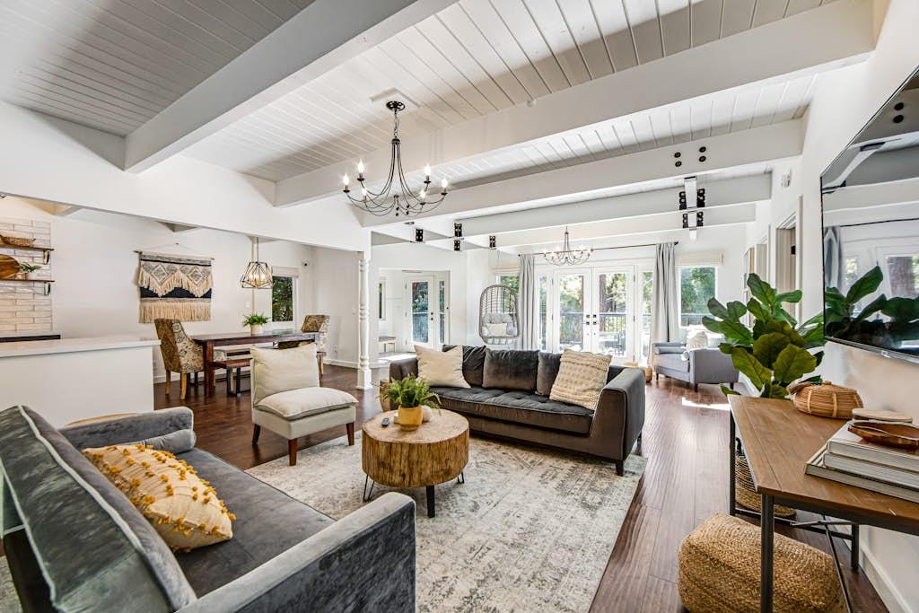 House Safran Skyforest Lake Arrowhead: Luxury 3-Bedroom Villa with Fireplace and Spa, Lake Arrowhead