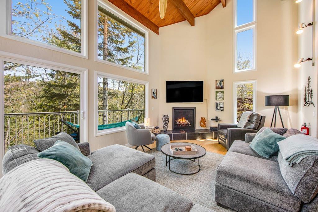 House Safran Skyforest Lakearrowhead: Luxury 3-Bedroom Villa with Sauna and Fireplace, Lake Arrowhead