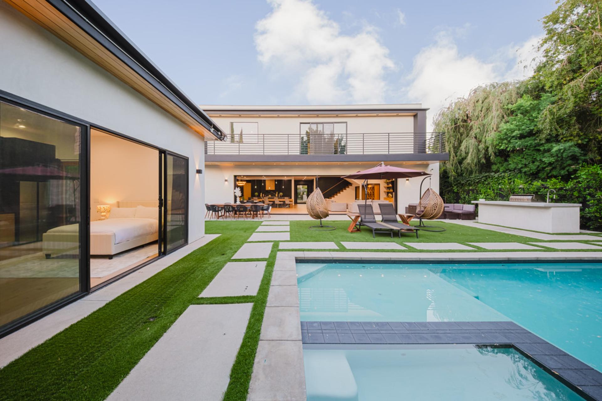 House Safran Vanalden Sherman Oaks: Luxury 6-Bedroom Villa with Private Pool and Sauna, Sherman Oaks