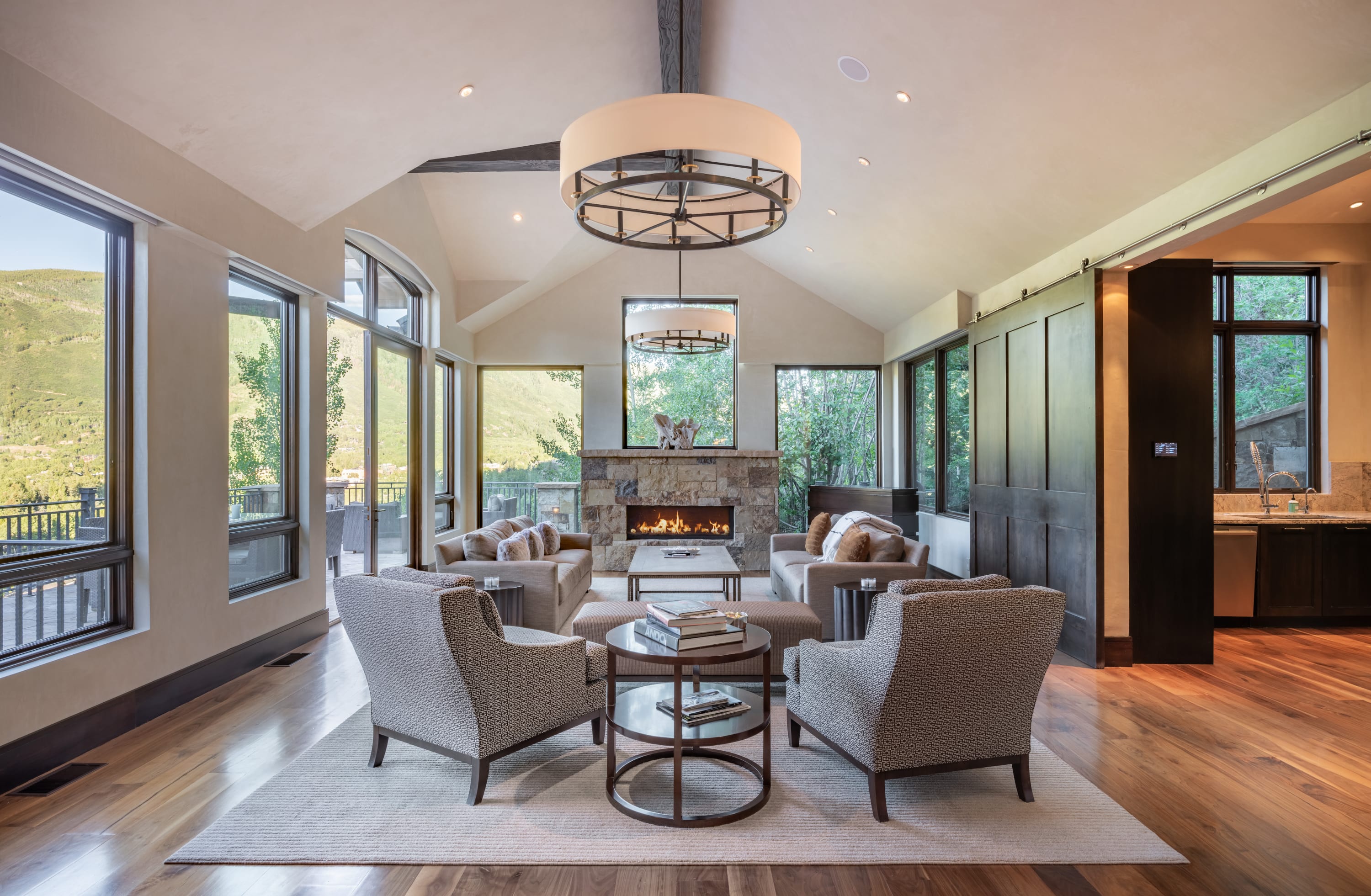 House Vaudaire Catamount Aspen: Luxury 6-Bedroom Ski Chalet with Hot Tub and Fireplace, Aspen
