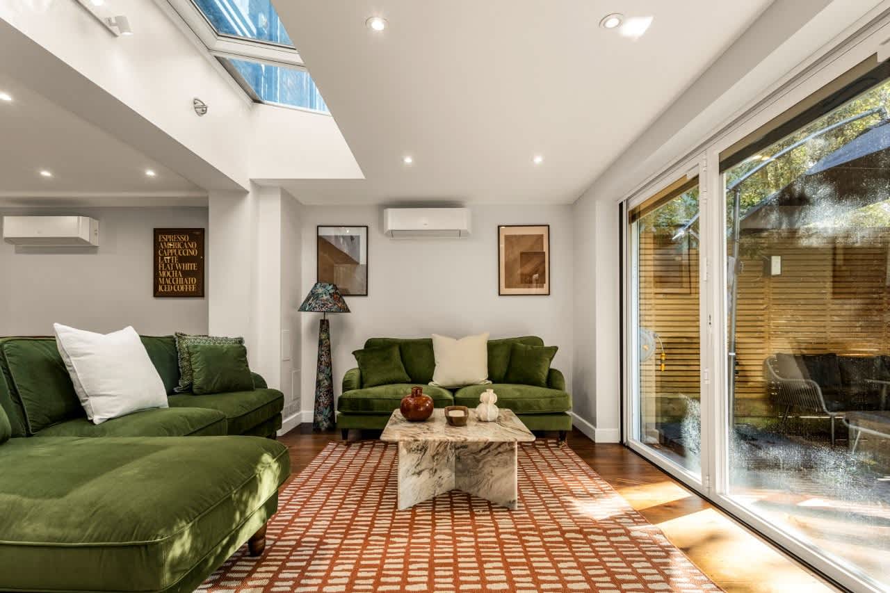 House Zephyr Baronscourt Baronscourt: Luxury 5-Bedroom House with Private Parking and Garden, Baron’s Court London