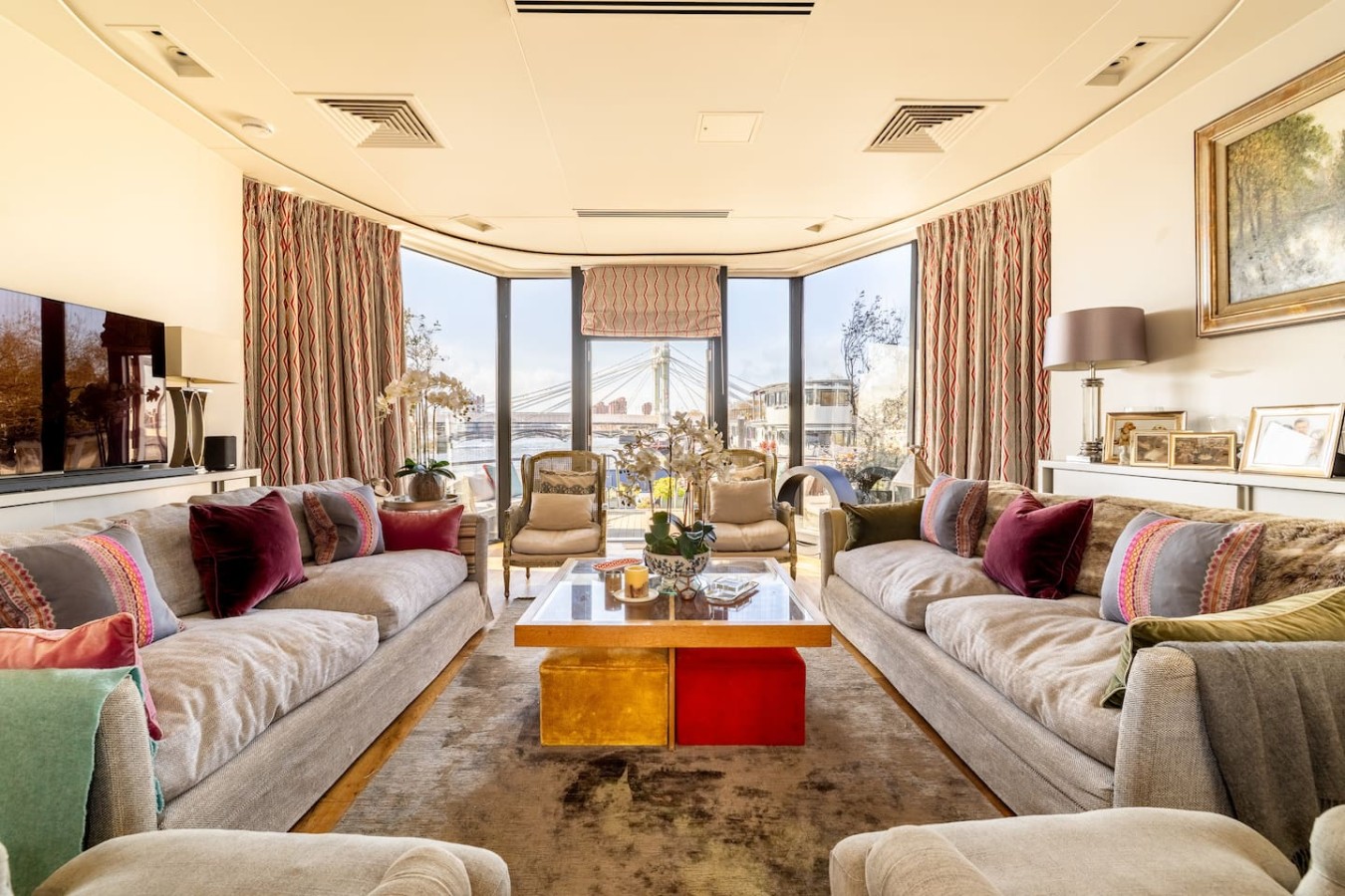 House Zephyr Caorann Chelsea: Luxury 3-Bedroom Houseboat with Air-Con and Riverside Terrace, Chelsea London