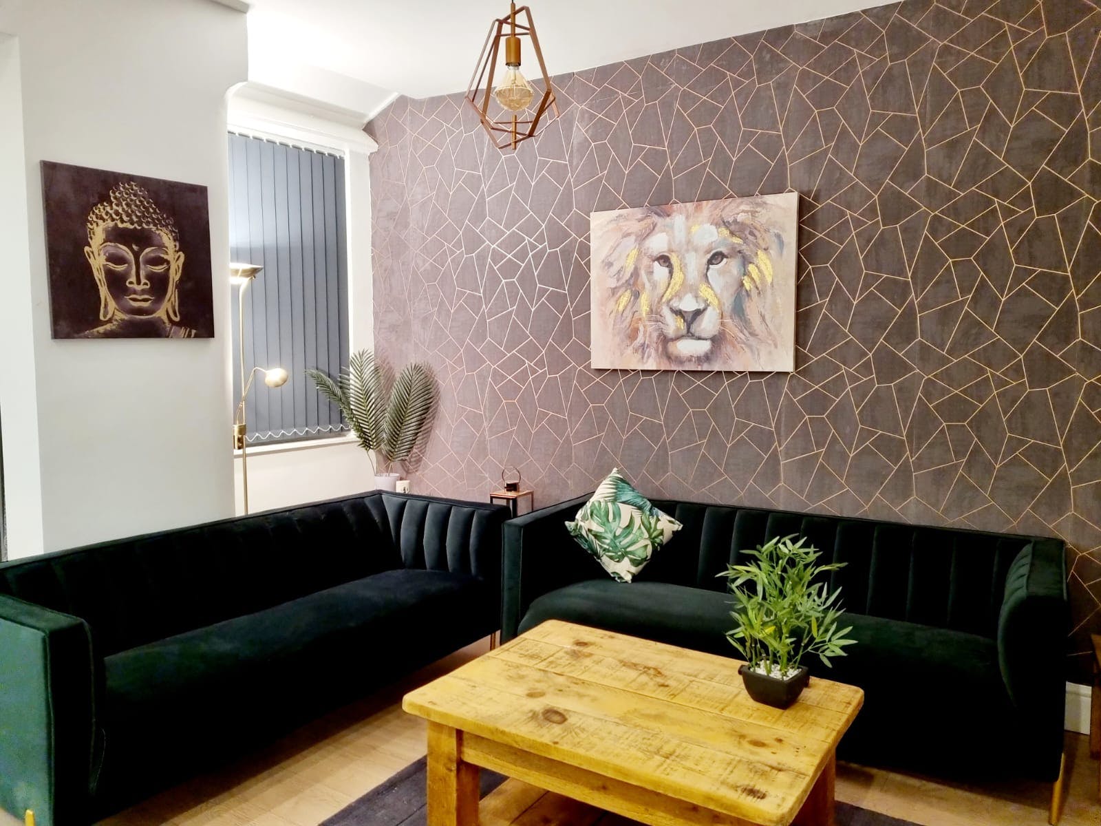 House Zephyr Gorton Manchester: Luxury 4-Bedroom Apartment with Private Parking and Family-Friendly Features, Manchester