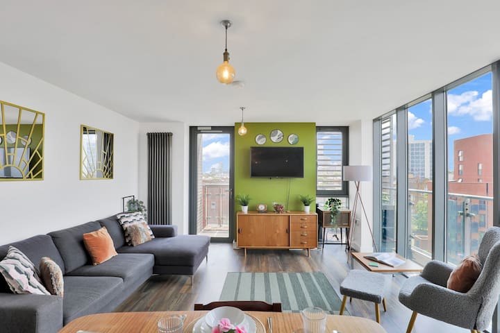 House Zephyr Limehouse Stepney: Luxury 2-Bedroom Apartment with Spa and Balcony in Stepney London