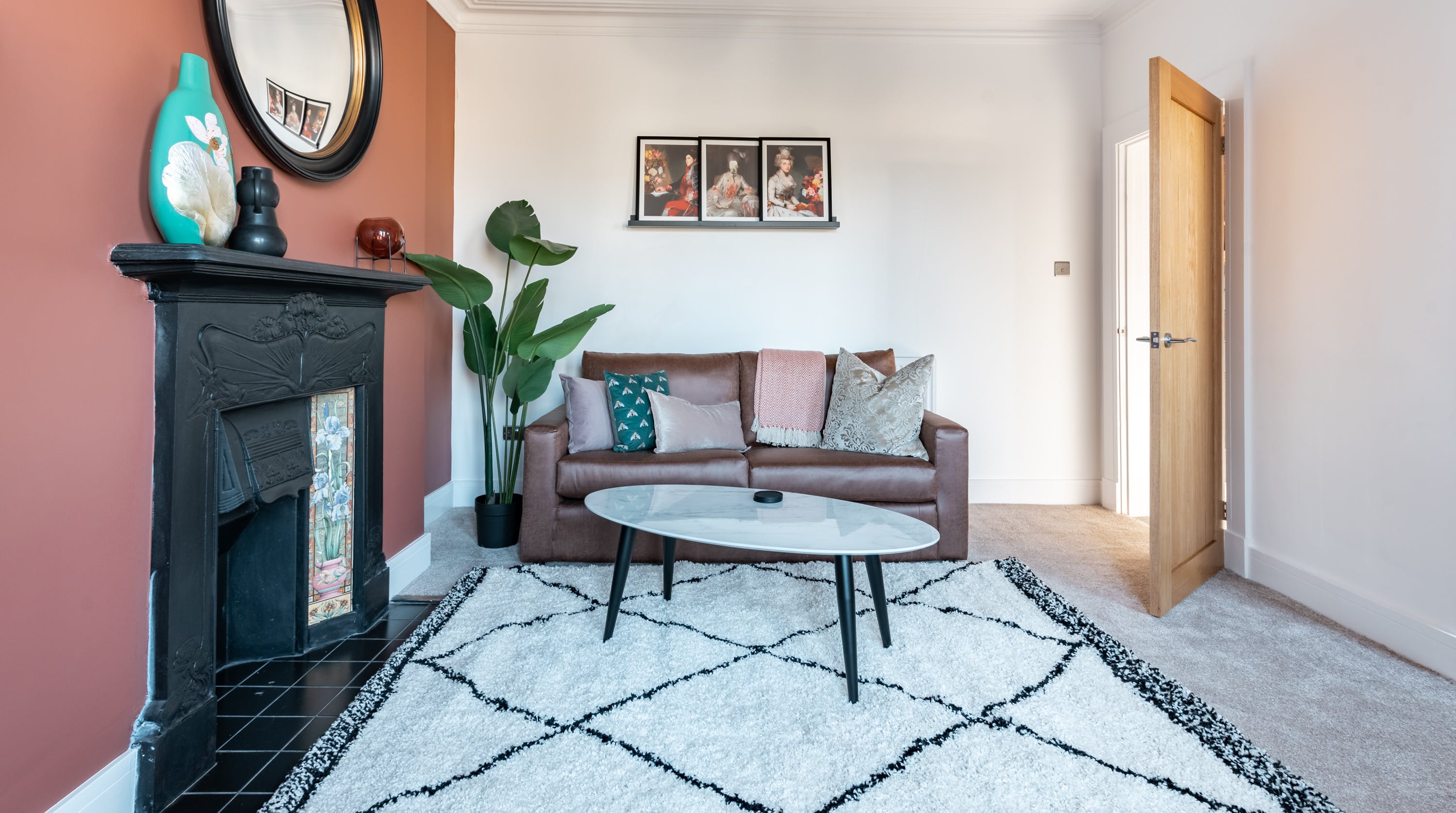 House Zephyr Nash Court Newport: Elegant 4-Bedroom Townhouse Rental with Sea Views, Newport