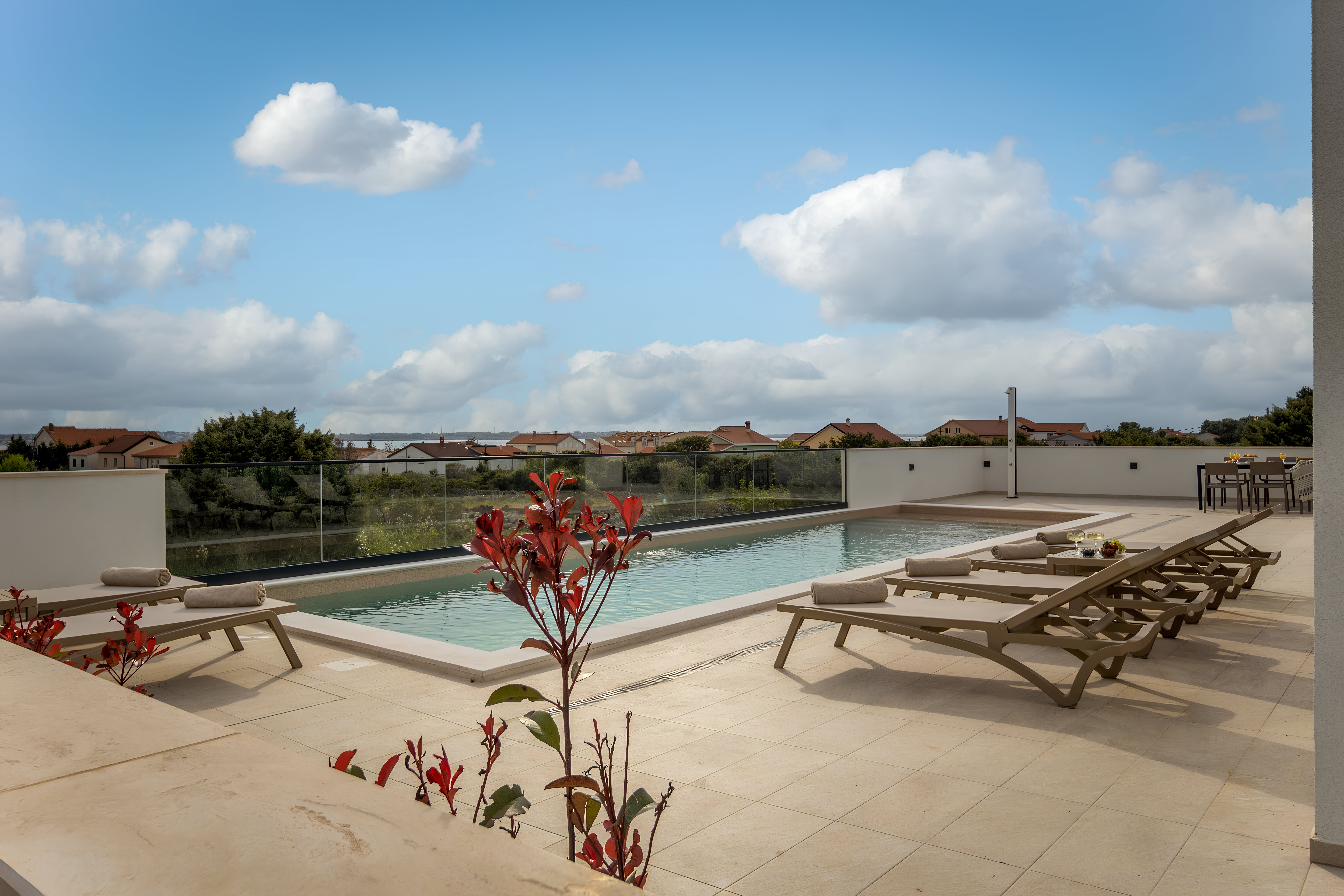 Kuća Garbino Vrsi Zadar: Luxury 3-Bedroom Villa with Heated Pool and Sea Views, Zadar