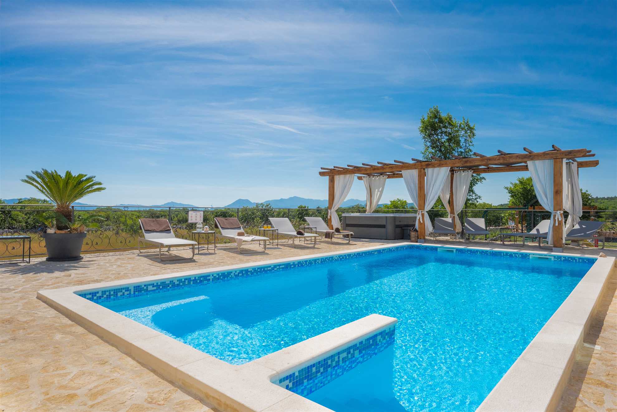 Kuća Srebrna Klis Split: Luxury 4-Bedroom Villa with Private Pool and Sauna, Split