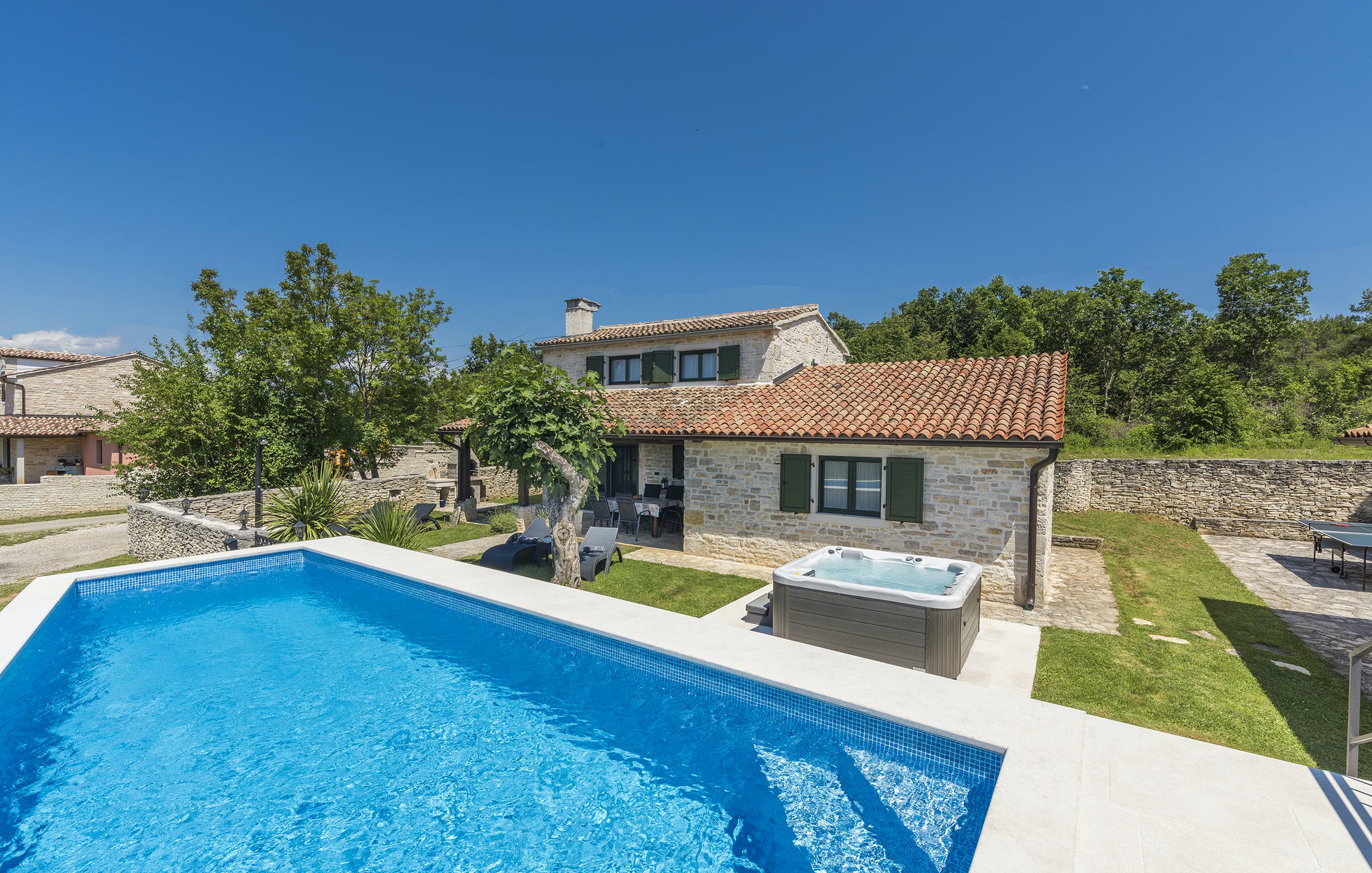 Kuća Zlatna Rt Kanfanar: Luxury 2-Bedroom Villa with Heated Pool and Hot Tub, Kanfanar Istria