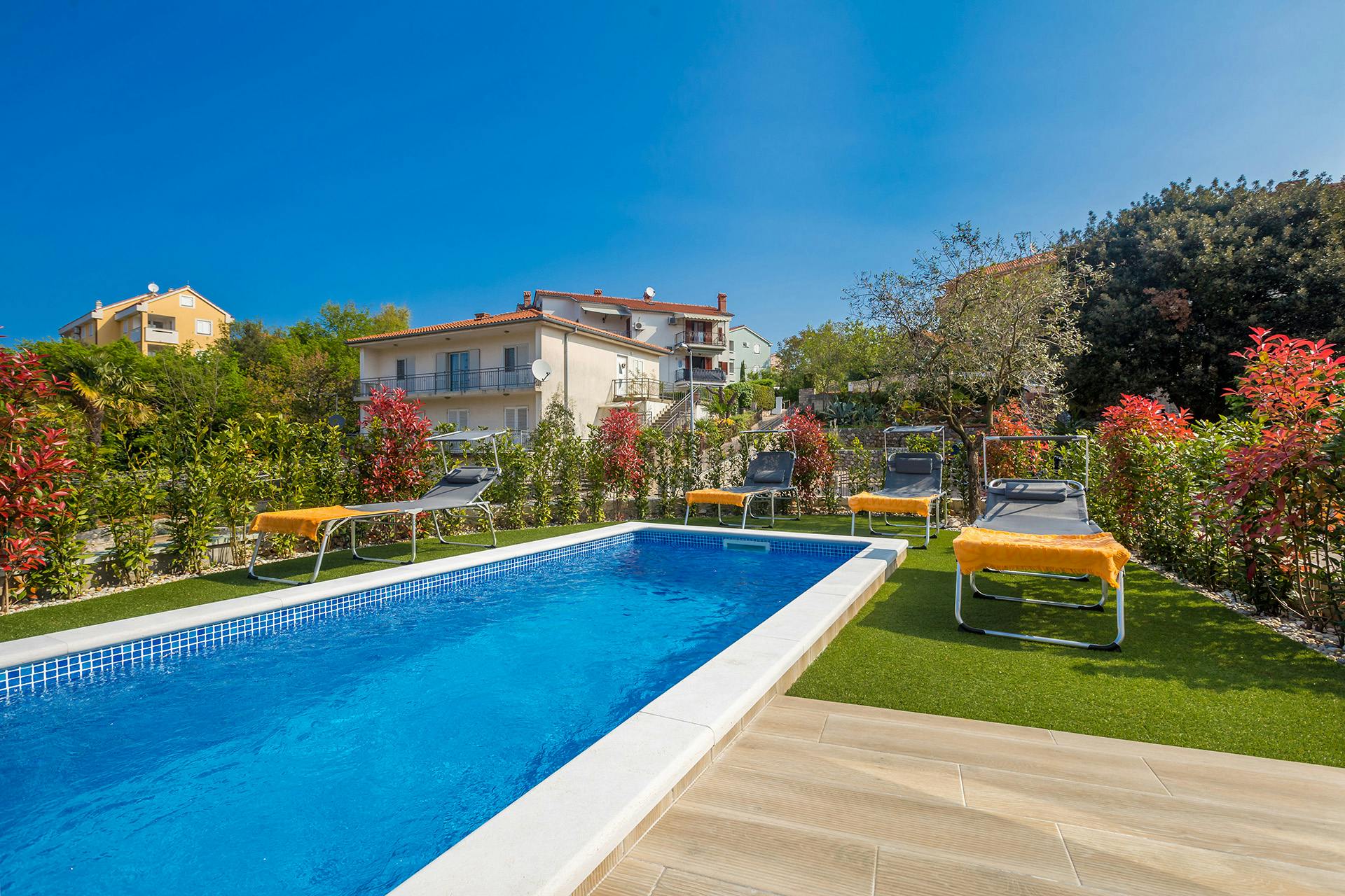 Kuća Zlatna Uvala Malinska: Luxury 3-Bedroom Villa with Heated Pool and Sea Views, Primorje-Gorski Kotar