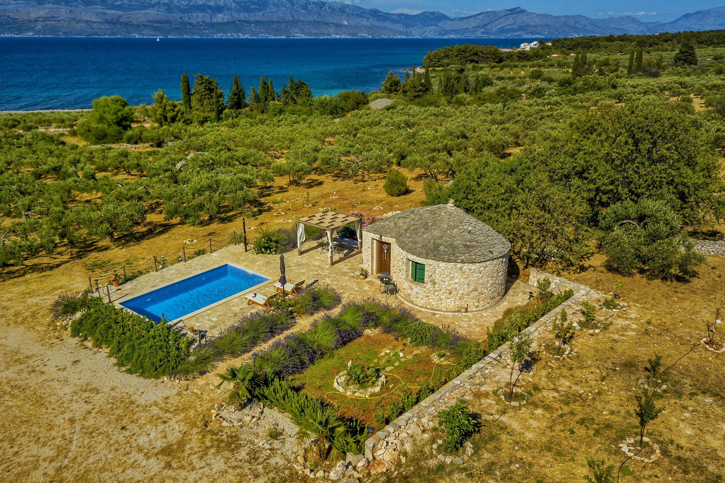 Kuća Zlatna Uvala Meje Split: Luxury 1-Bedroom Villa with Heated Pool and Sea Views, Split