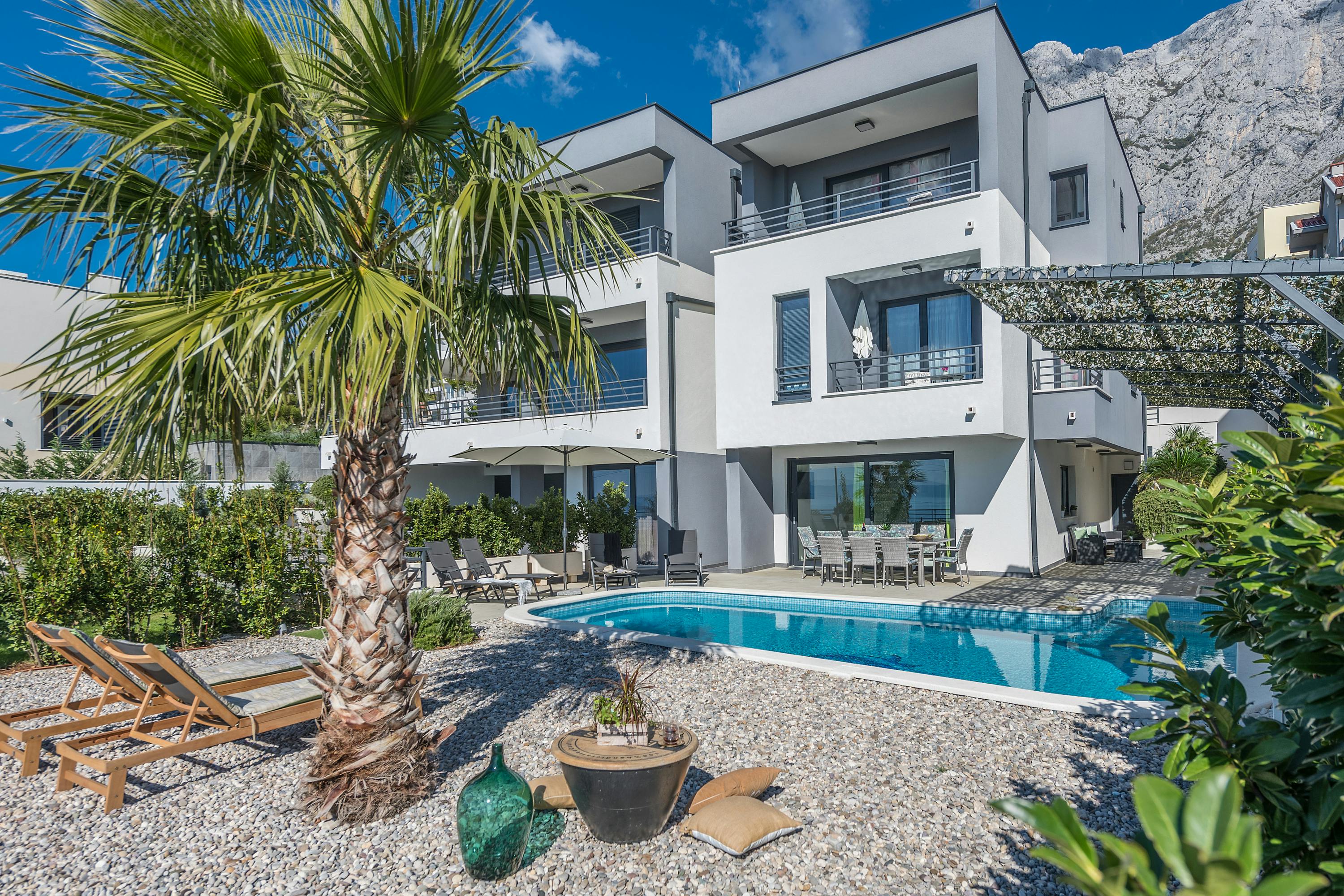 Kuća Zlatna Uvala Stobreč: Luxury 5-Bedroom Villa with Private Pool and Sea Views, Split-Dalmatia County