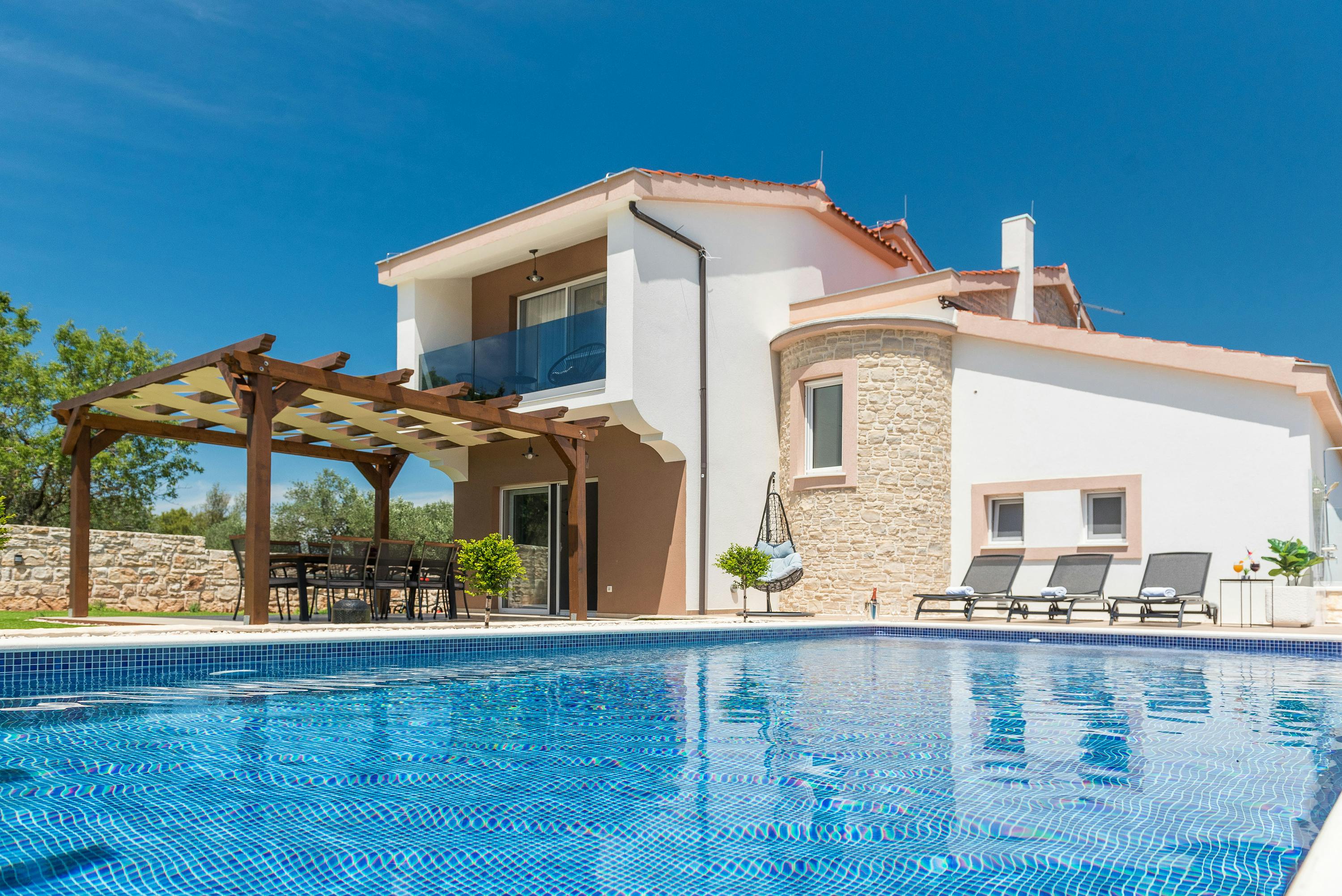 Kuća Zlatna Uvala Zadar: Luxury 3-Bedroom Apartment with Private Pool and Sea Views, Zadar