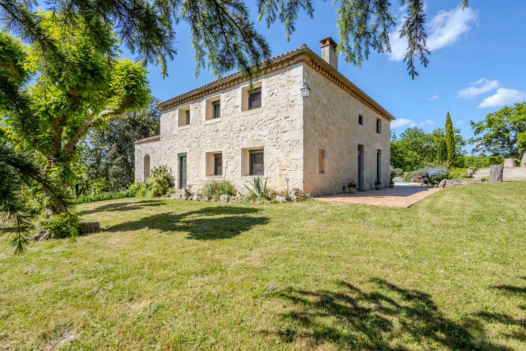 Maison Bruyère Combes Aquitaine: 3-Bedroom Villa with Private Pool and Spa in Rural Aquitaine