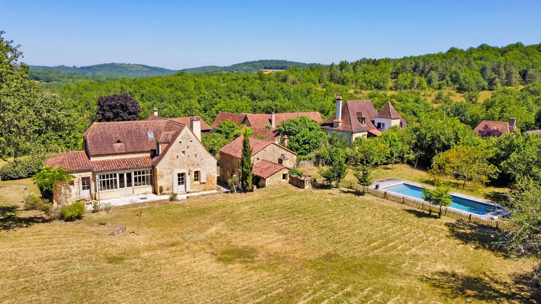 Maison Dorée Belvès Dordogne: 3-Bedroom Stone Farmhouse with Spa and Countryside Views in