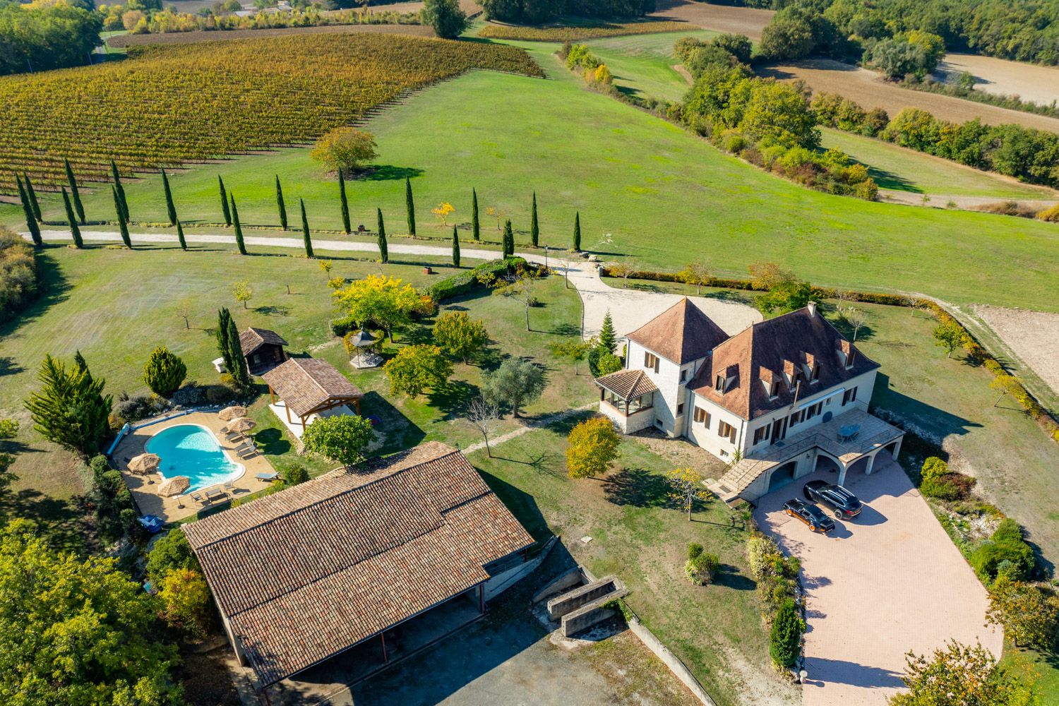 Manoir Dorure Trémolat Dordogne: 7-Bedroom Manor with Heated Pool and Vineyard Views in Dordo