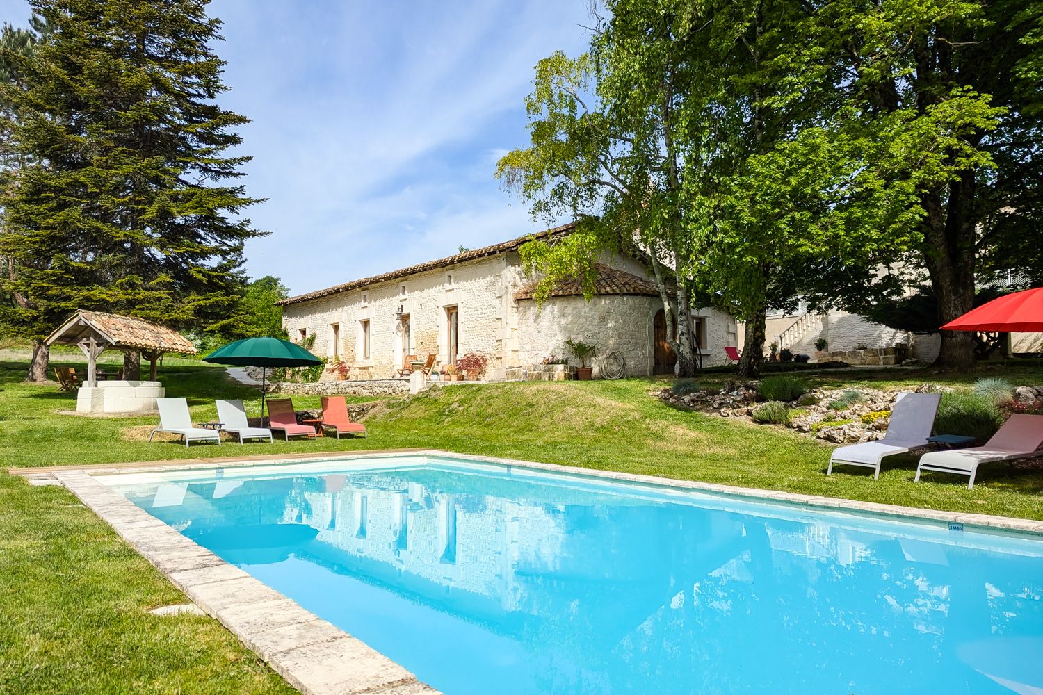 Manoir Lumière Chapelle Saint-Aulais: 4-Bedroom Historic Manor with Heated Pool and Spa in Saint-A