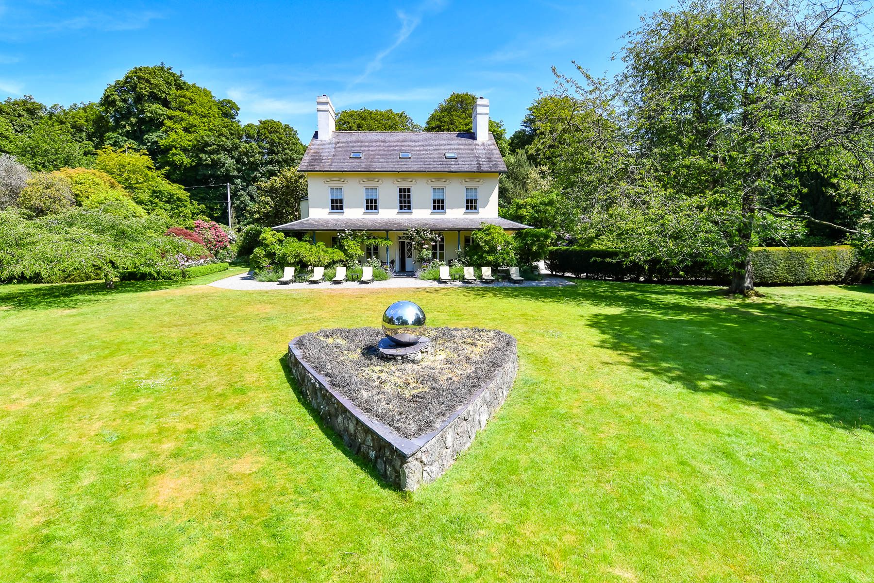 Manor Arian Gimblet Pwllheli: 10-Bedroom Georgian Manor with Private Gardens and Bar in Pw