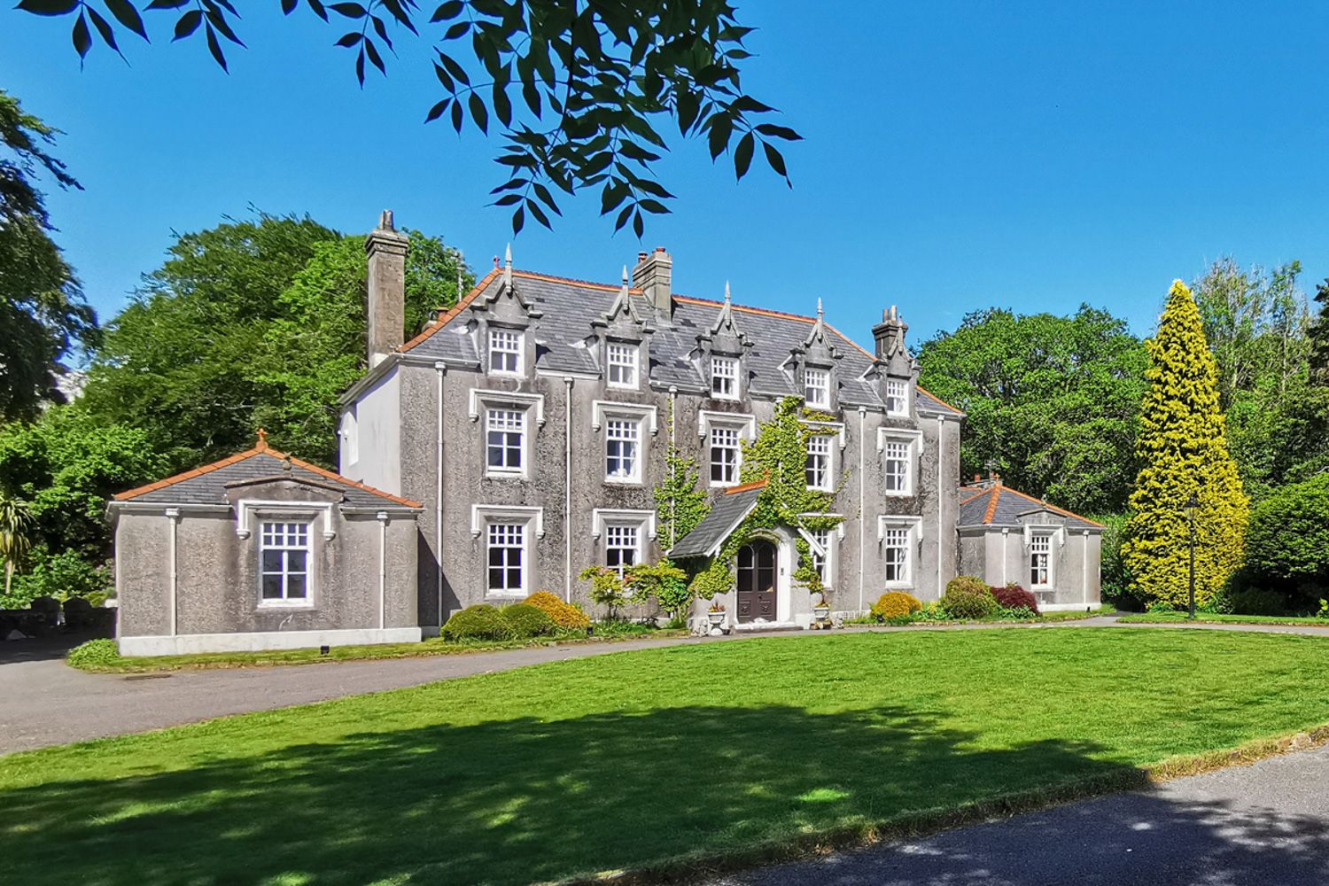 Manor Ddraig Langland Swansea: 9-Bedroom Historic Manor with Heated Pool & Tennis Court in