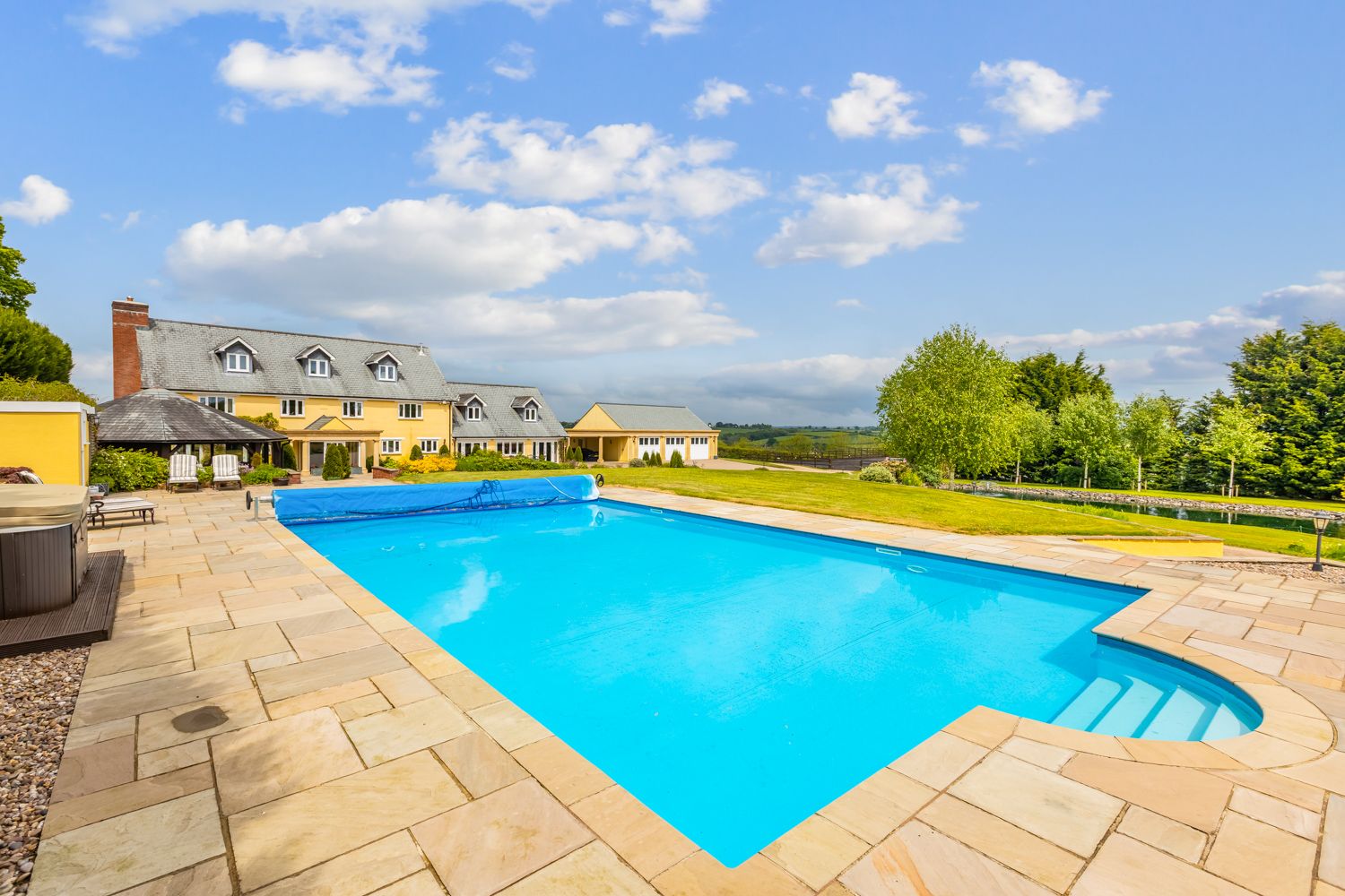 Manor Foxglove Powderham Devon: 6-Bedroom Manor with Heated Pool, Spa & Gardens in Rural Dev