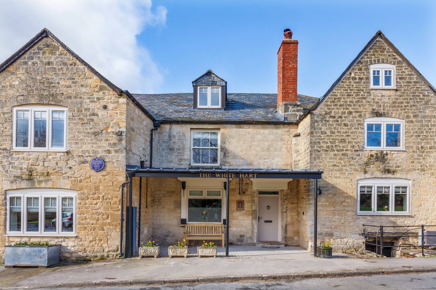 Manor Goldcrest Standish Stonehouse: 9-Bedroom Former Cotswolds Pub with Spa & Bar | Luxury Villa