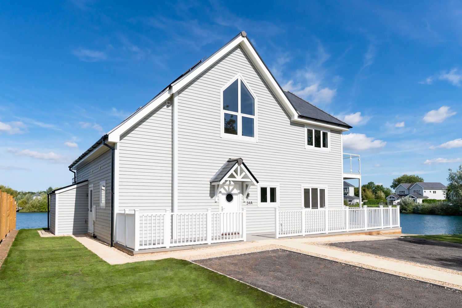 Manor Goldfinch Cecily Cirencester: 4-Bedroom Lakeside Country Estate with Spa in the Cotswolds