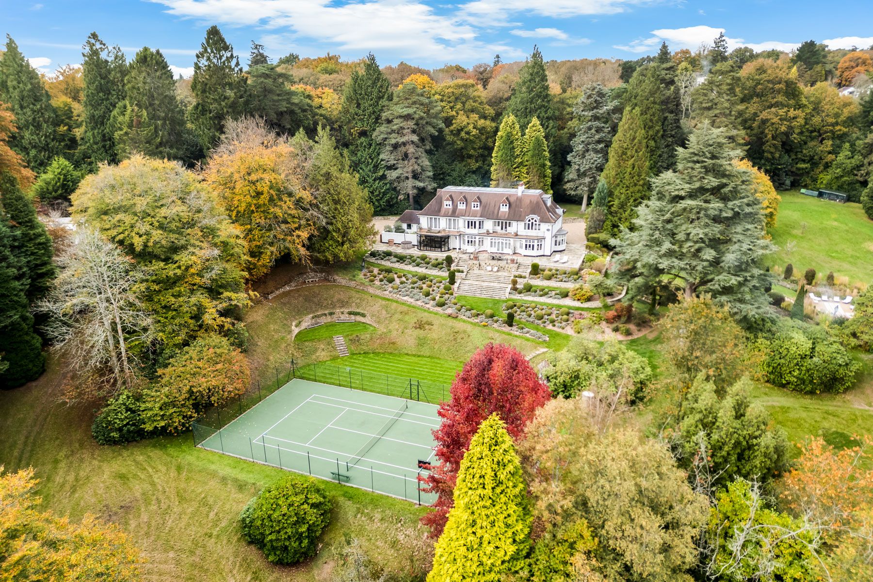 Manor Heatherstone Fetcham Surrey: 7-Bedroom Georgian Manor with Heated Pool and Tennis Court i