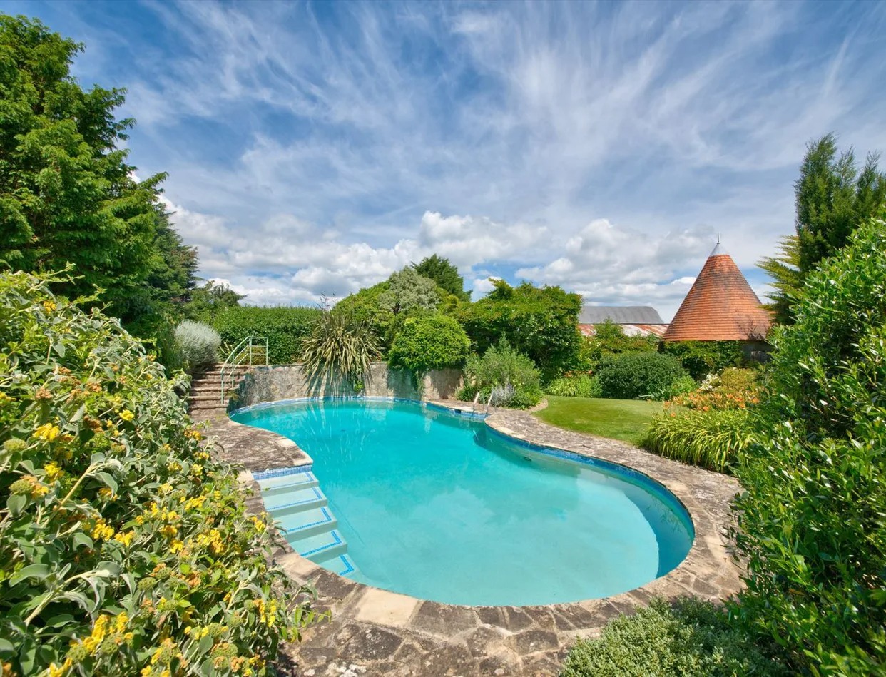 Manor Helm Fraile Ryde: Spacious 7-Bedroom Manor House Rental with Pool and Tennis Court, Isle of Wight